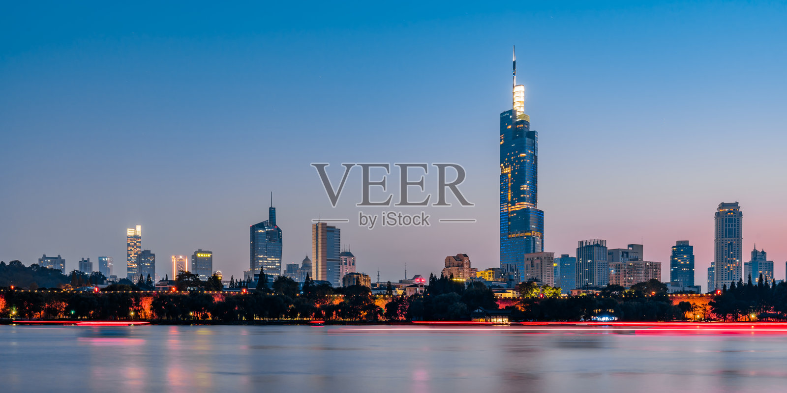 中国南京玄武湖夜景与城市天际线照片摄影图片