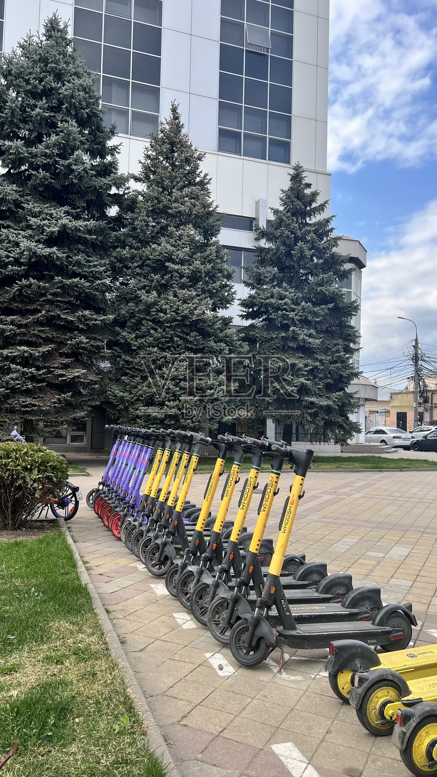 俄罗斯克拉斯诺达尔地区克拉斯诺达尔市 - 2025年3月。街上的电动滑板车照片摄影图片