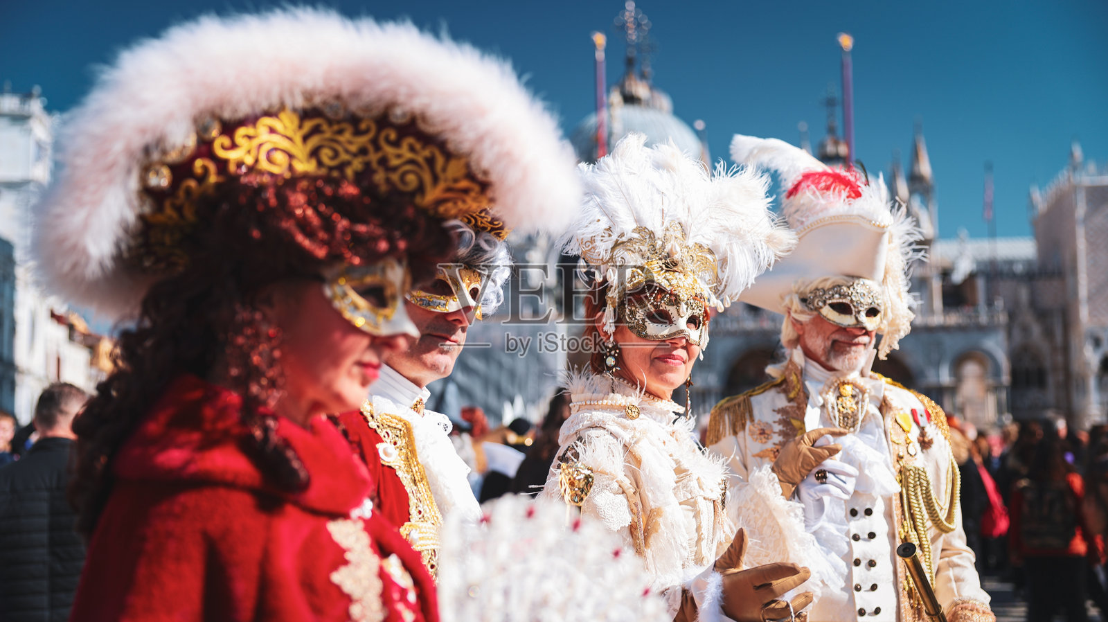 威尼斯狂欢节在圣马可广场展示五彩缤纷的面具和服装照片摄影图片