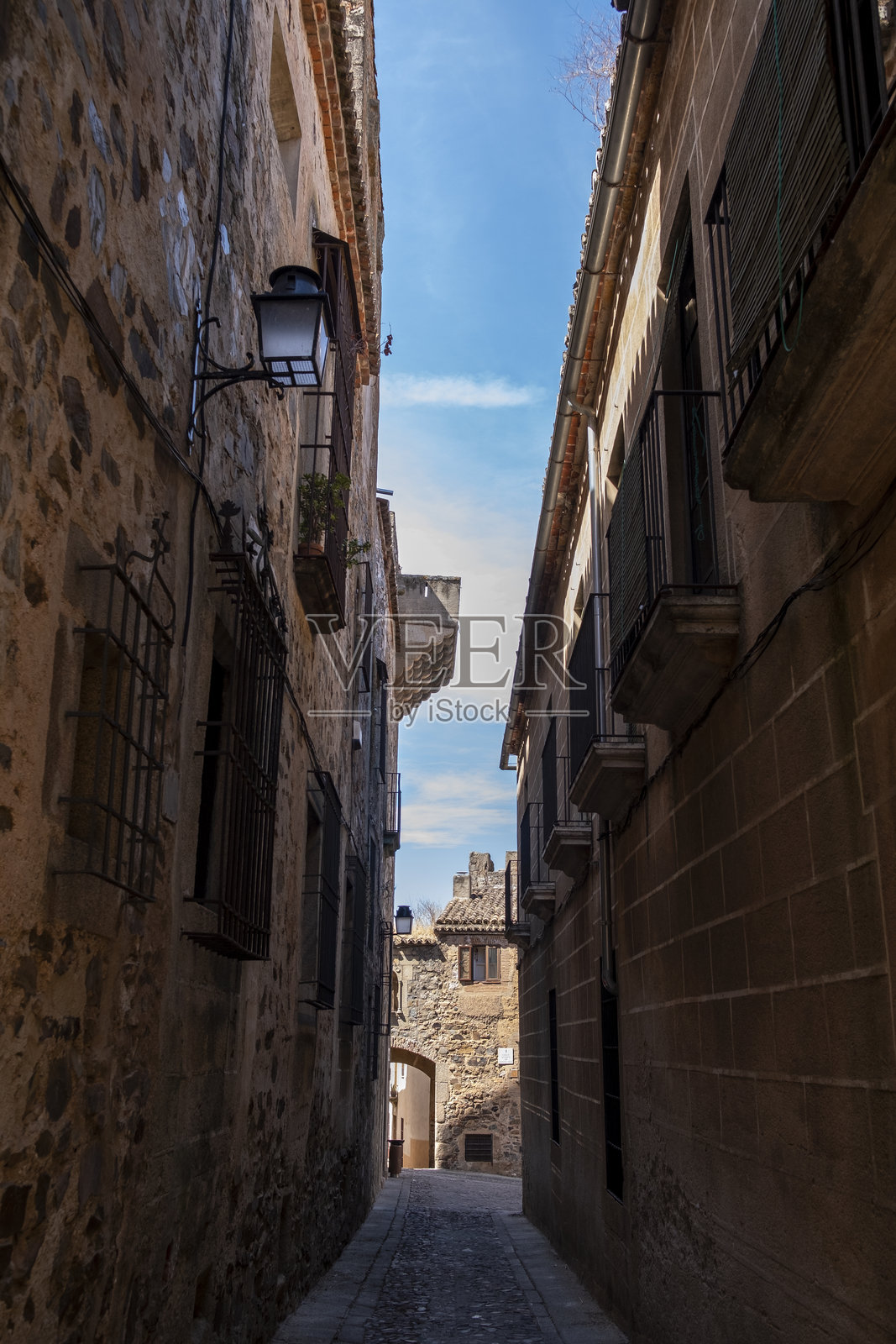 城市中建筑间的街道照片摄影图片