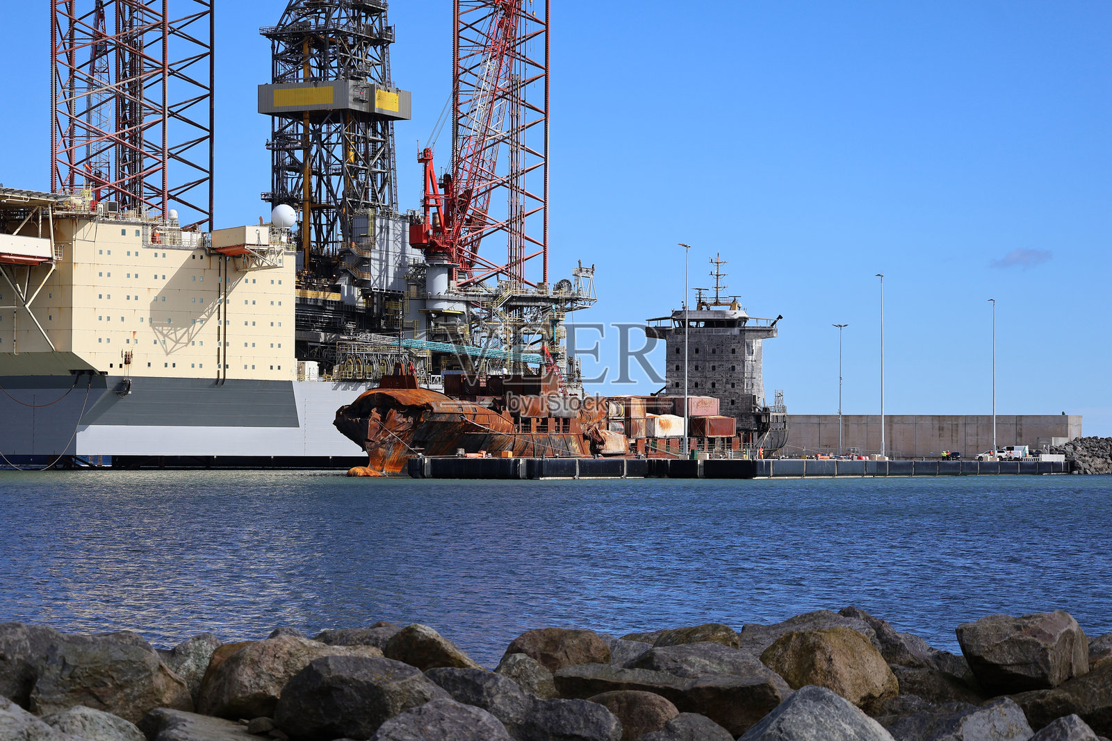 苏格兰阿伯丁的火灾损毁货船。照片摄影图片