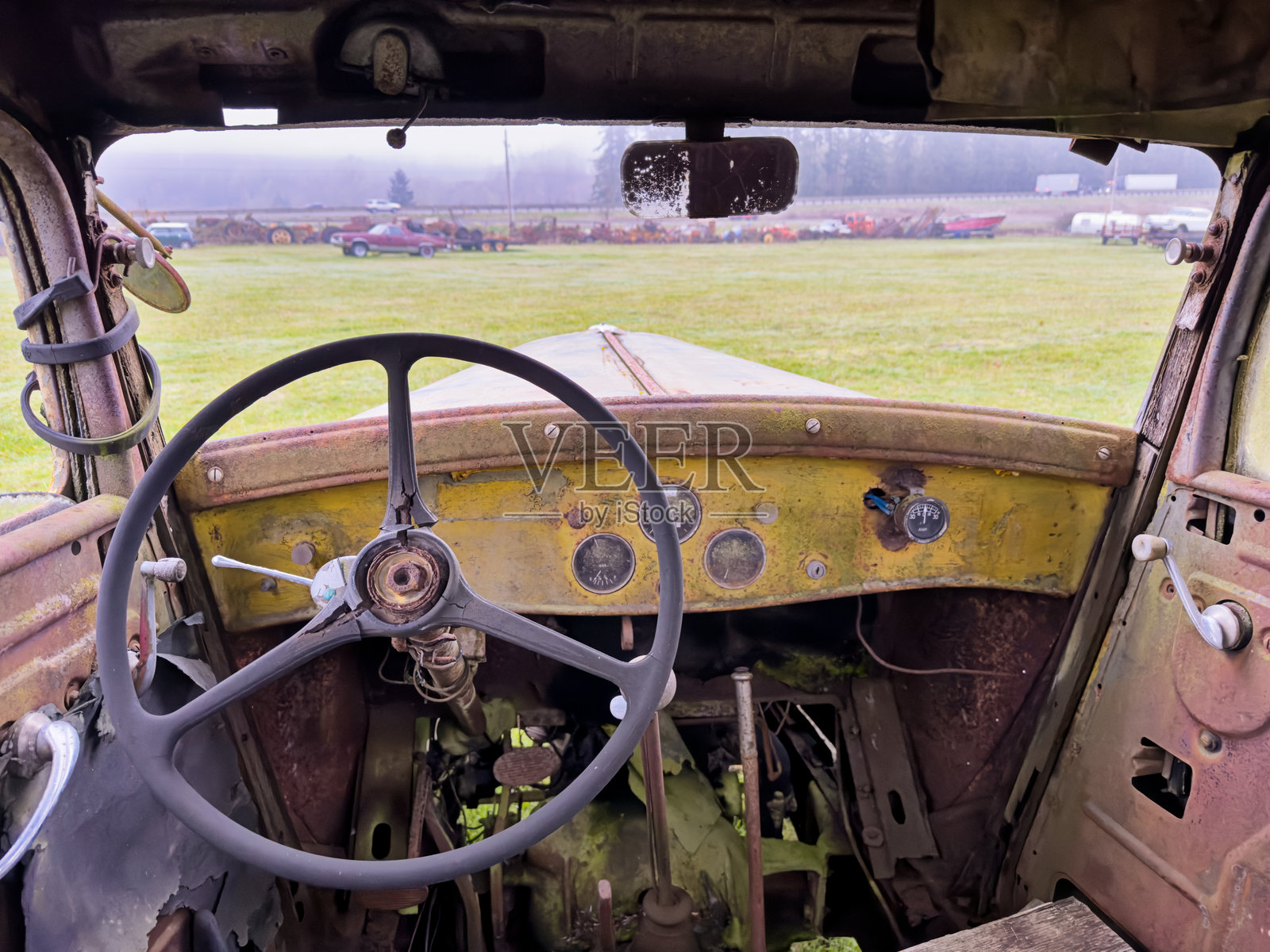 生锈卡车中的方向盘和挡风玻璃照片摄影图片