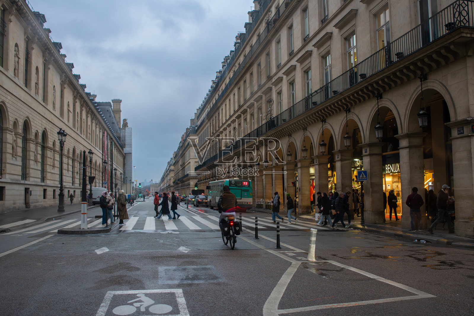 巴黎街头的行人在雨天。照片摄影图片