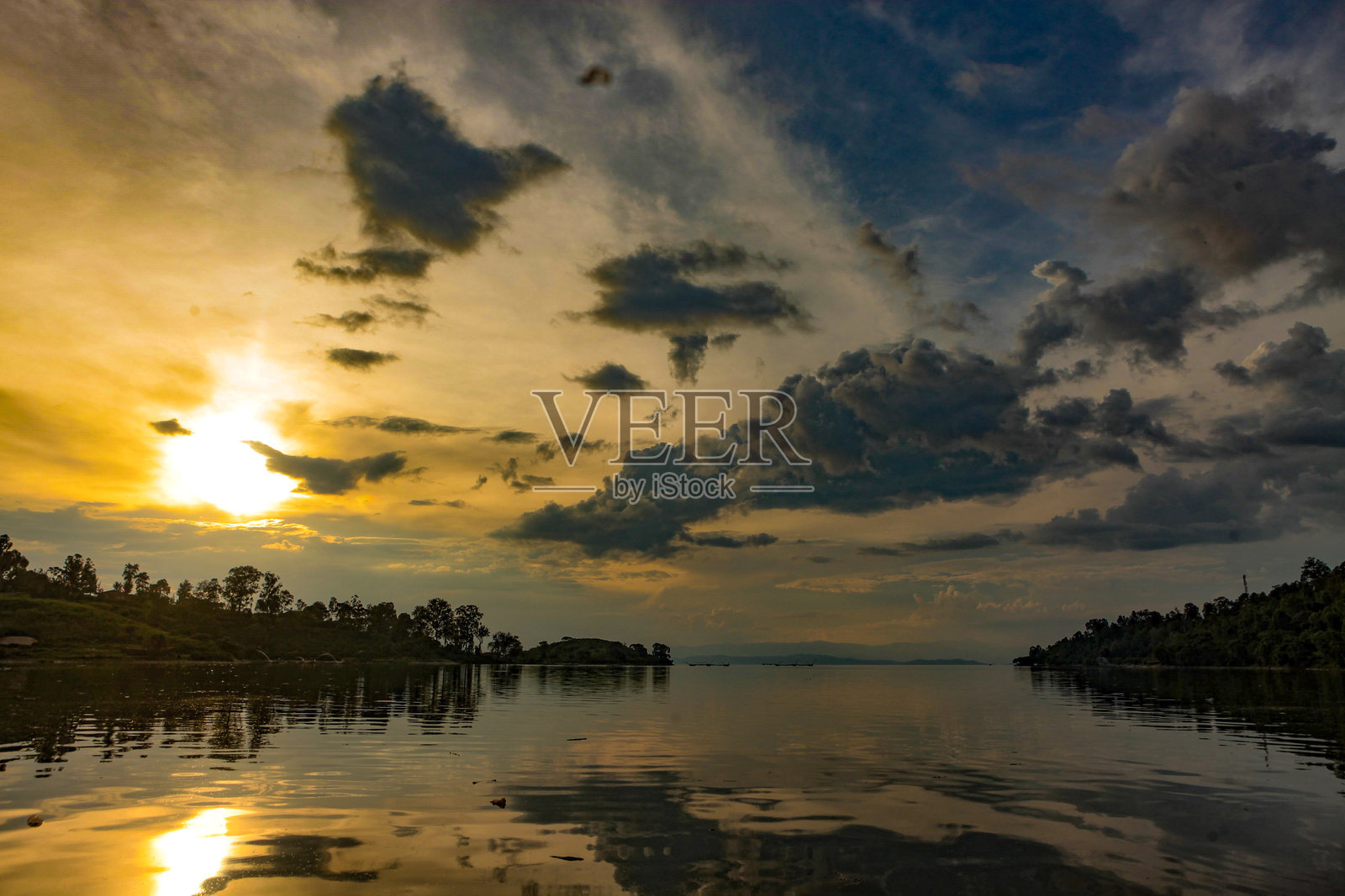 戏剧性的天空，宁静的水面照片摄影图片
