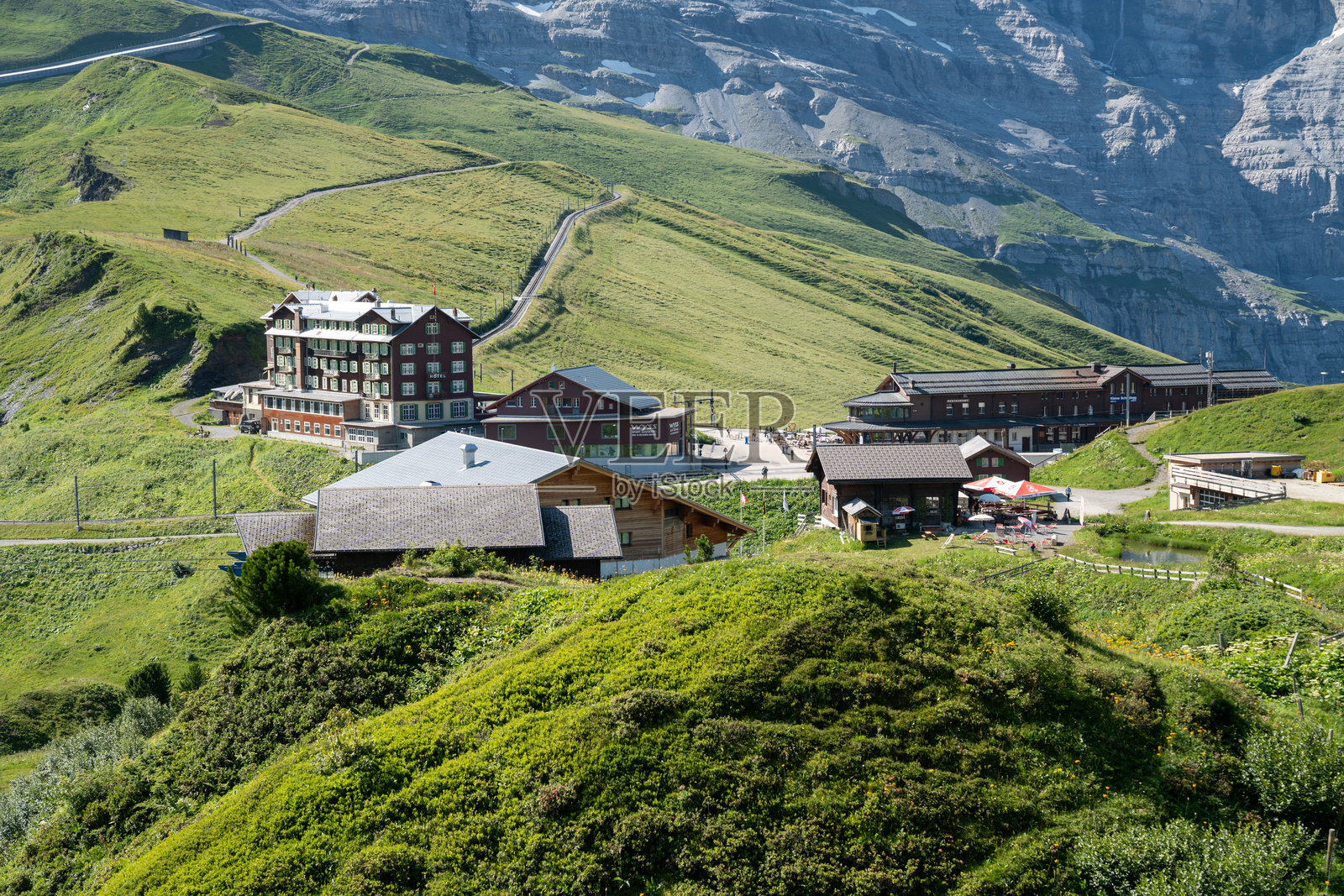 小舍尔德格是一个高山口，是前往少女峰之旅的起点，连接劳特布伦嫩和格林德瓦尔德。照片摄影图片