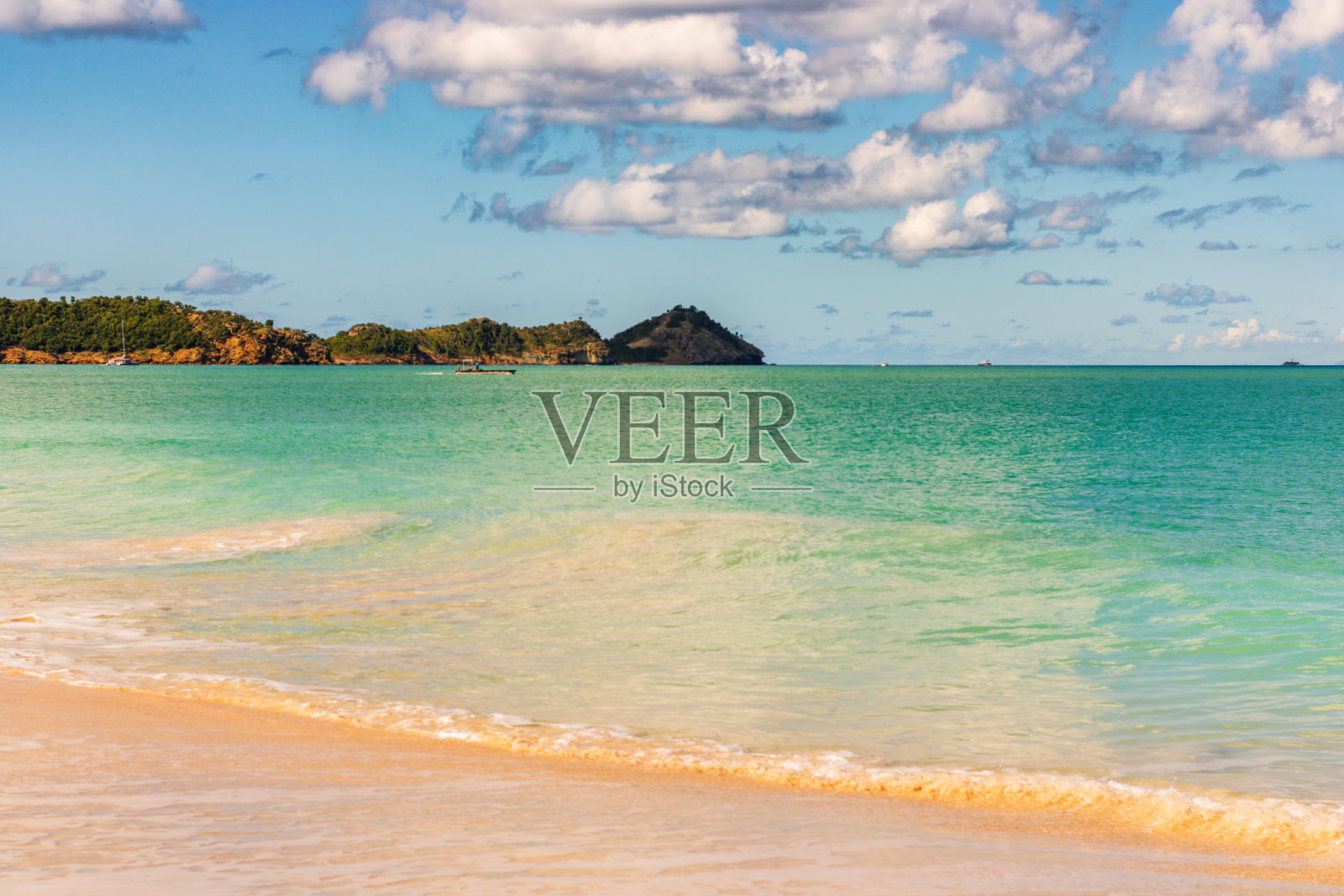 加勒比海滩，白色沙滩，深蓝色天空和碧绿色海水照片摄影图片