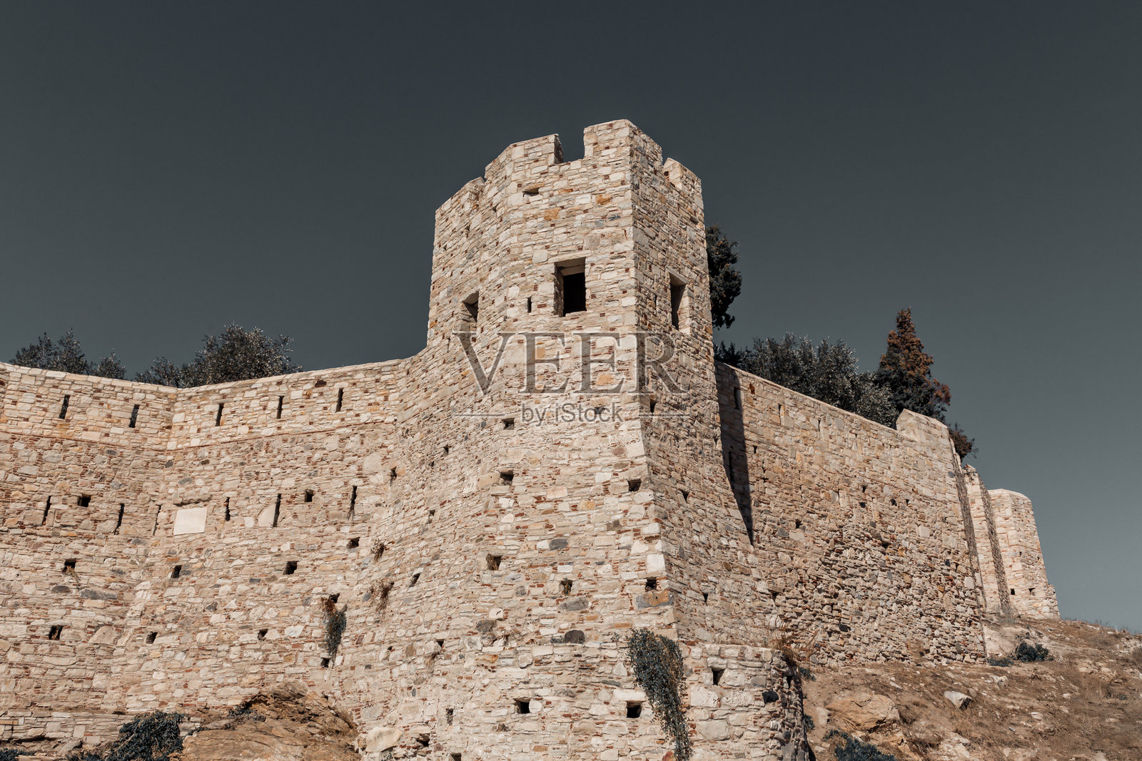 土耳其库萨达斯的古代石头堡垒，位于鸽子岛上。照片摄影图片