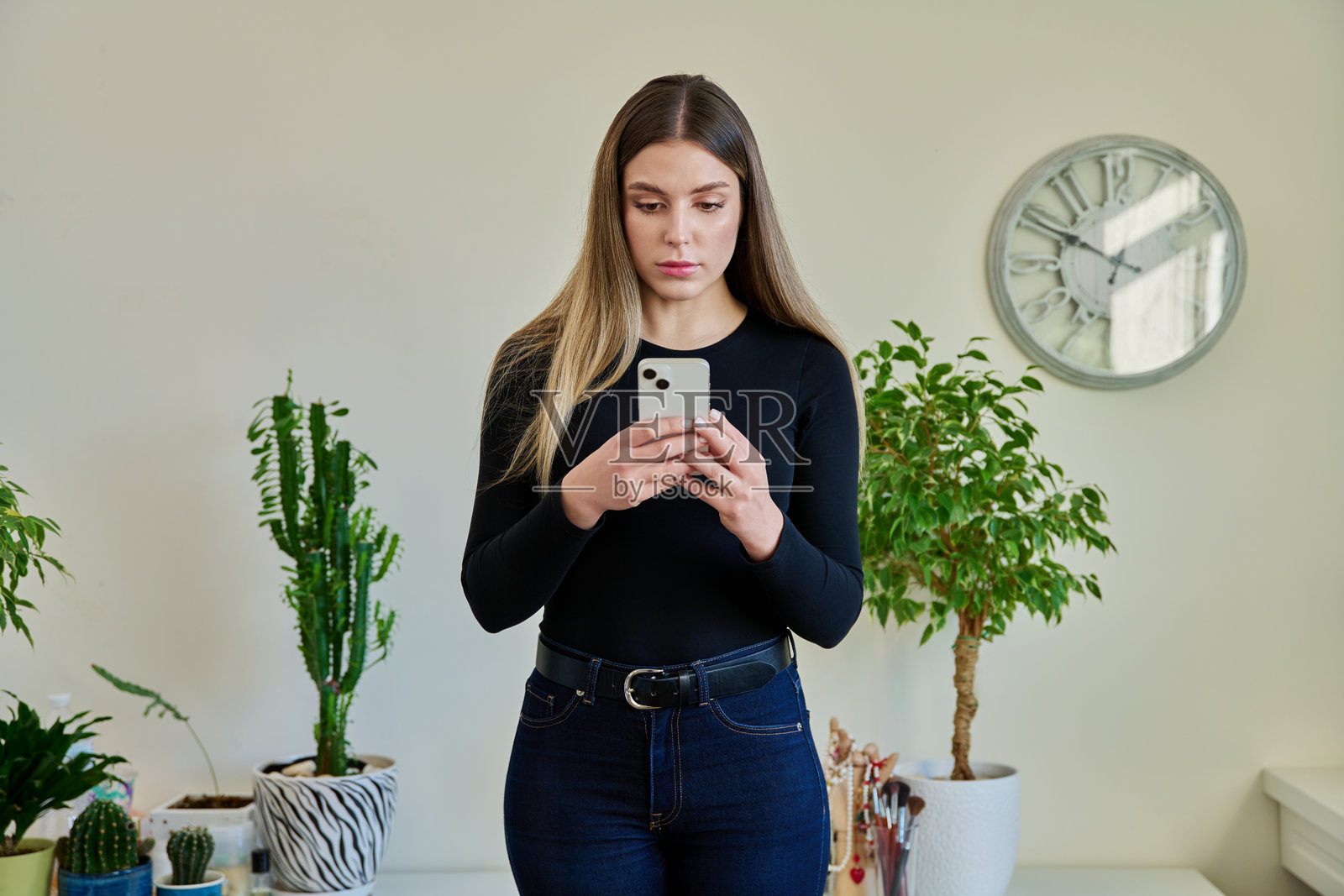 年轻严肃的女性在家中使用智能手机照片摄影图片