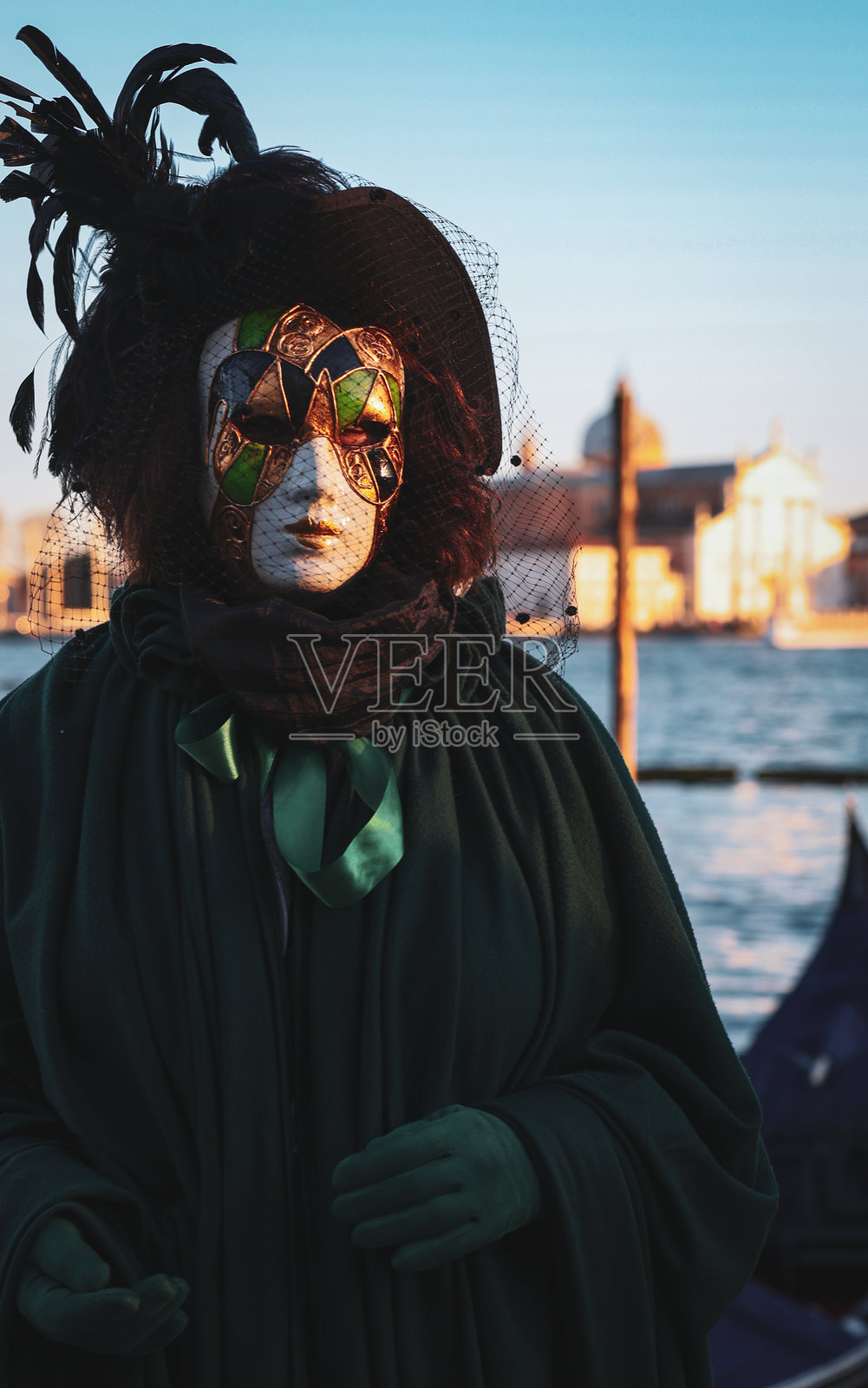 威尼斯狂欢节日落时的壮观面具人物照片摄影图片