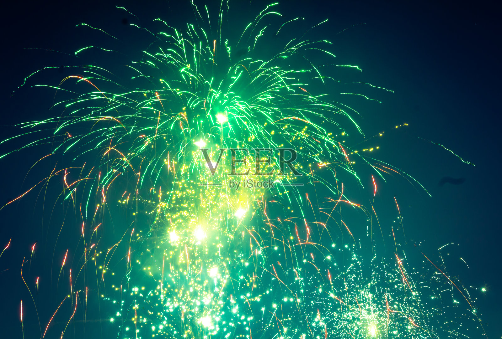 璀璨的烟花在黑暗的夜空中绽放照片摄影图片