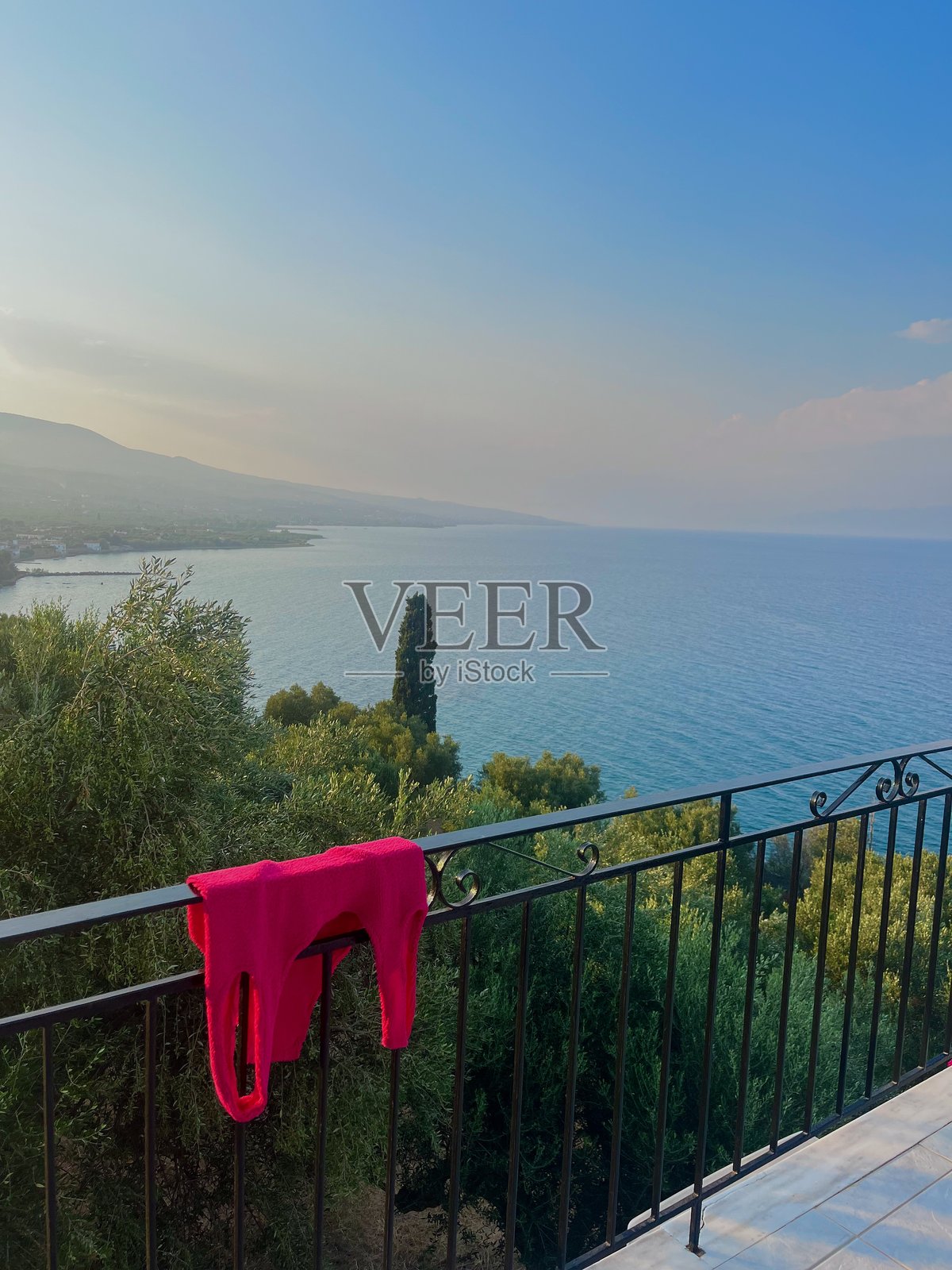 希腊克里特岛阳台上的美丽海景和天空照片摄影图片