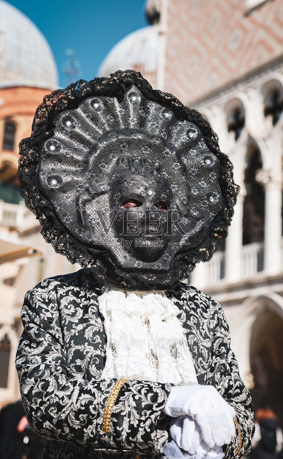 威尼斯狂欢节展示了华丽的面具和服装，充满了生动的庆祝活动照片摄影图片