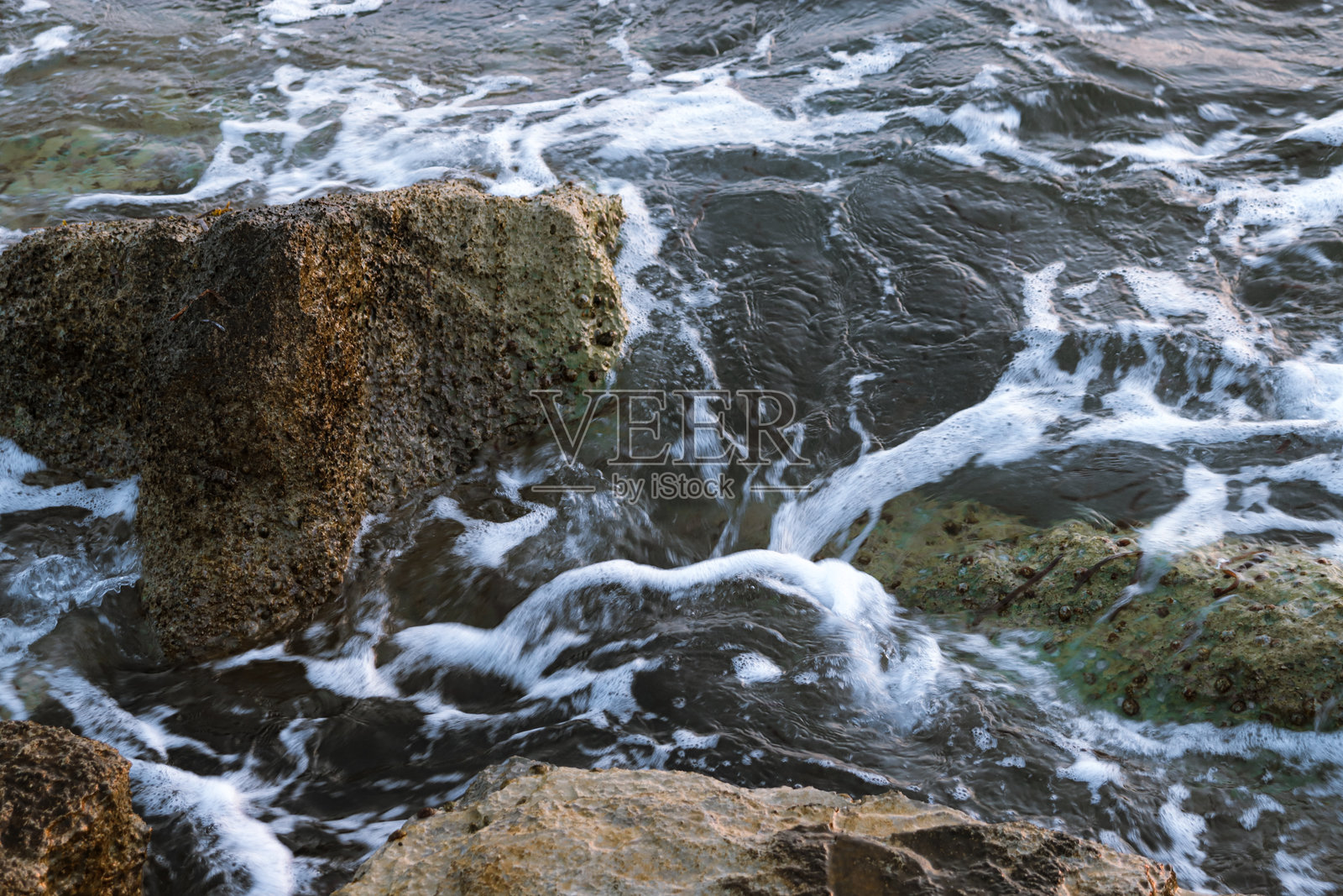 海浪拍打岸边的岩石照片摄影图片