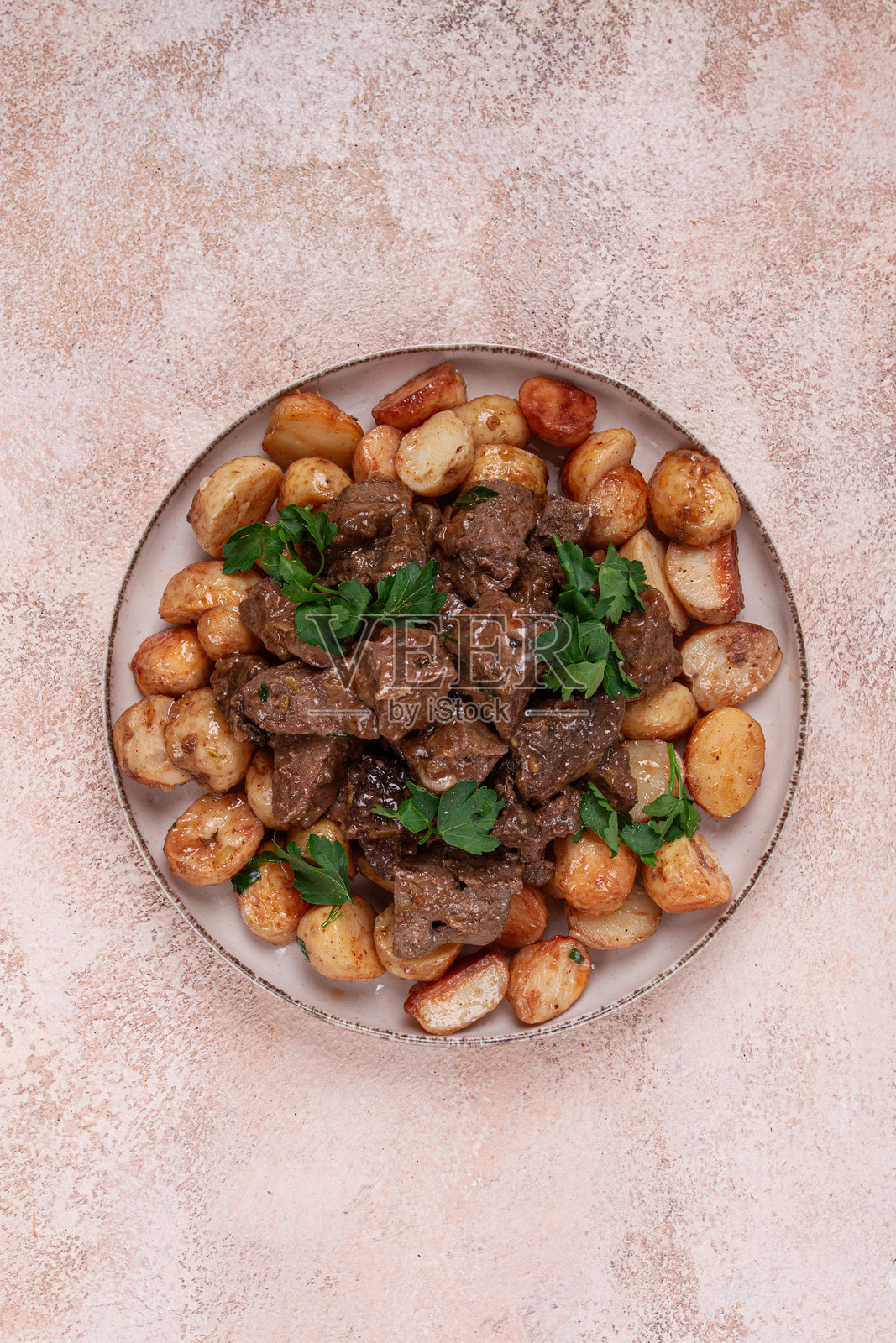 库尔达克，土豆和新鲜香草炖内脏，家常制作，无人。照片摄影图片