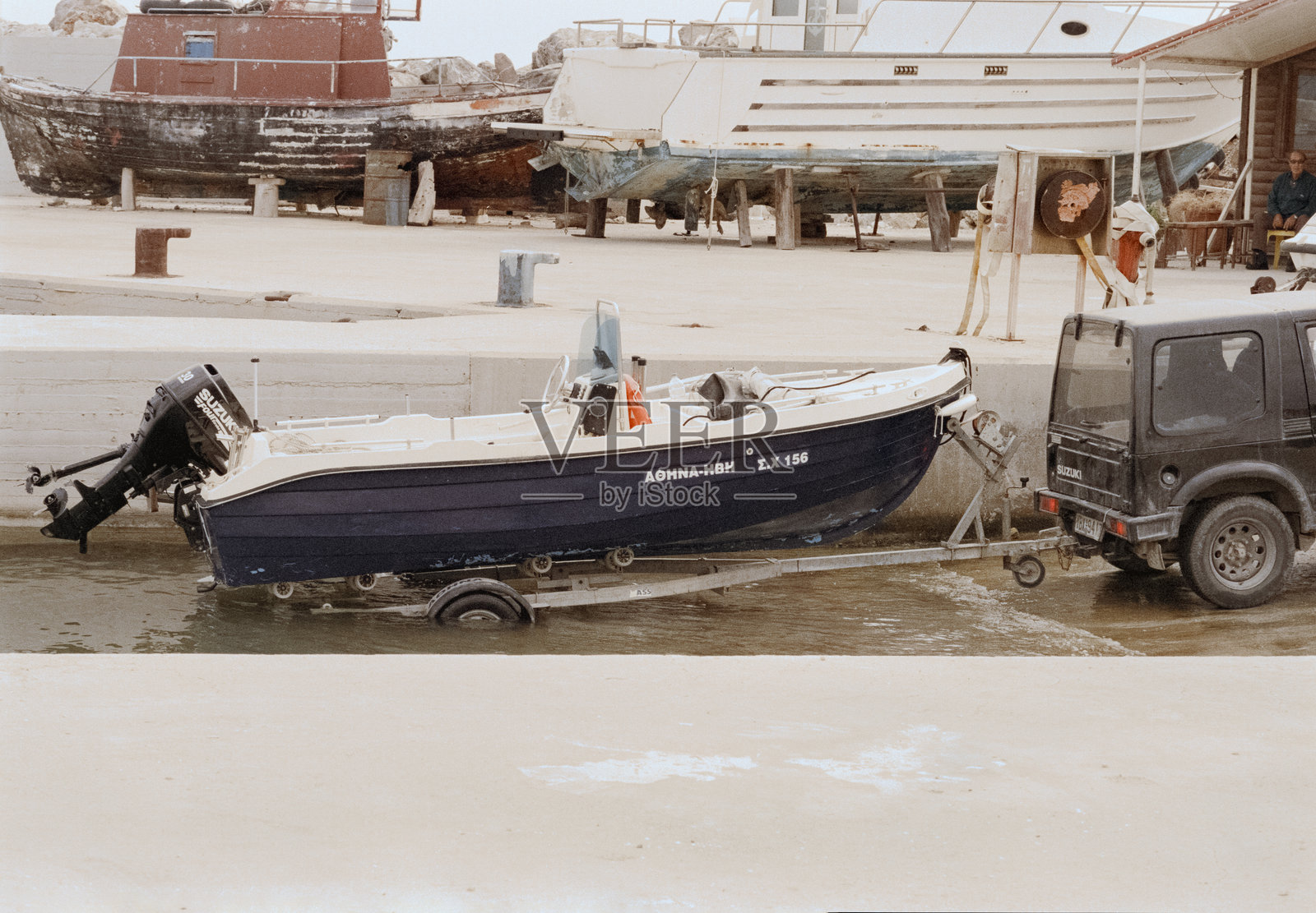 秋季阳光明媚的下午，希腊岛屿的港口用胶卷彩色胶卷拍摄。照片摄影图片