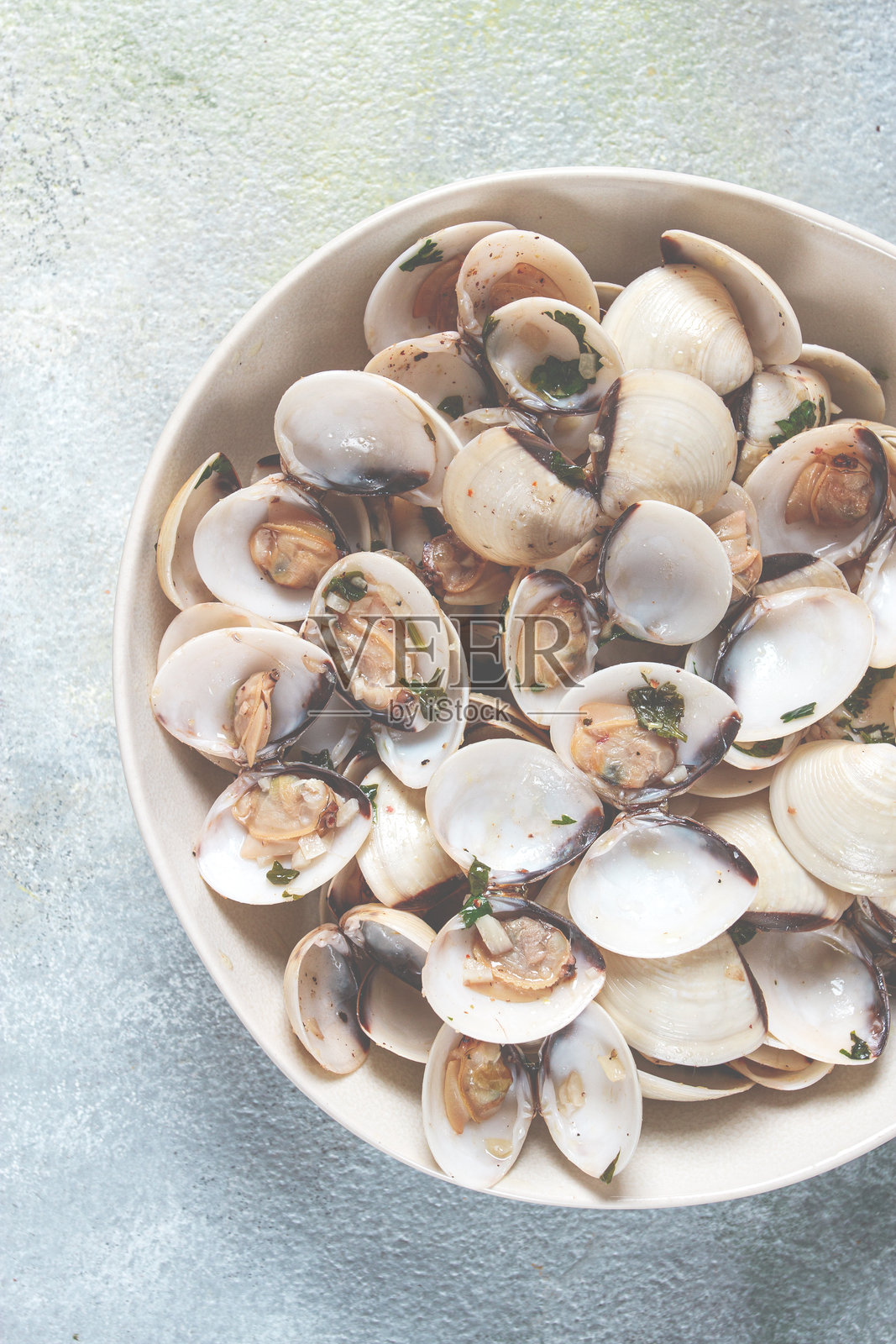 蛤蜊，配以香料和白葡萄酒，俯视图，无人。照片摄影图片