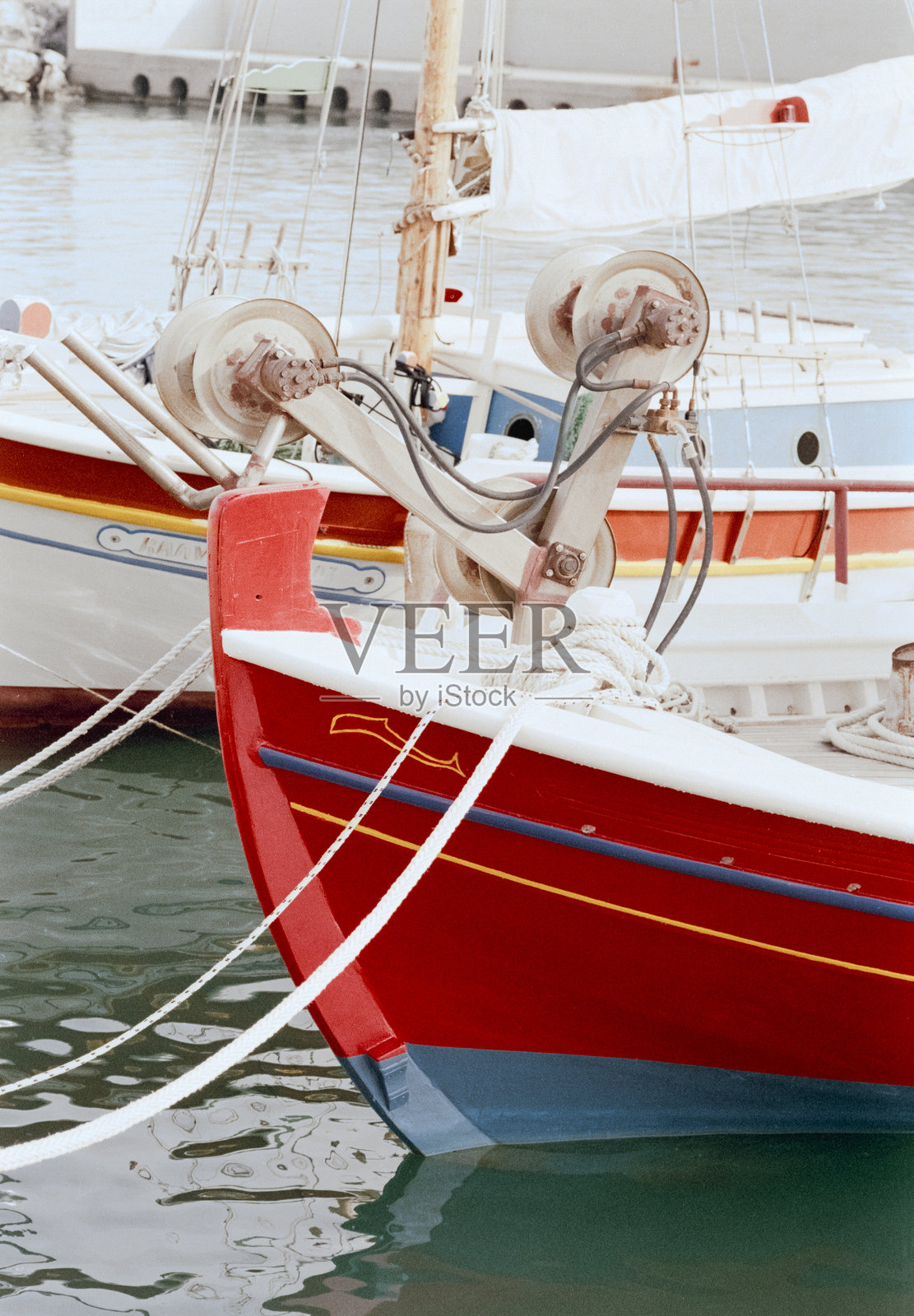 秋季阳光明媚的下午，希腊岛屿的港口用胶卷彩色胶卷拍摄。照片摄影图片