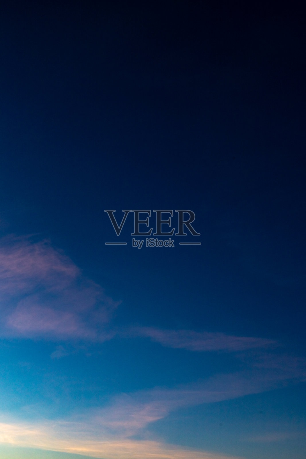 黎明的天空，粉色的云朵，柔和的色彩，明亮的天空照片摄影图片