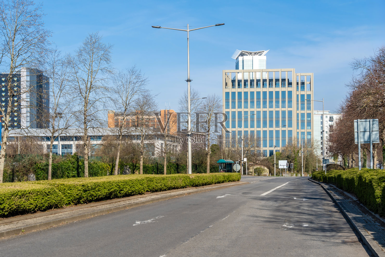 通往城市的空旷道路照片摄影图片