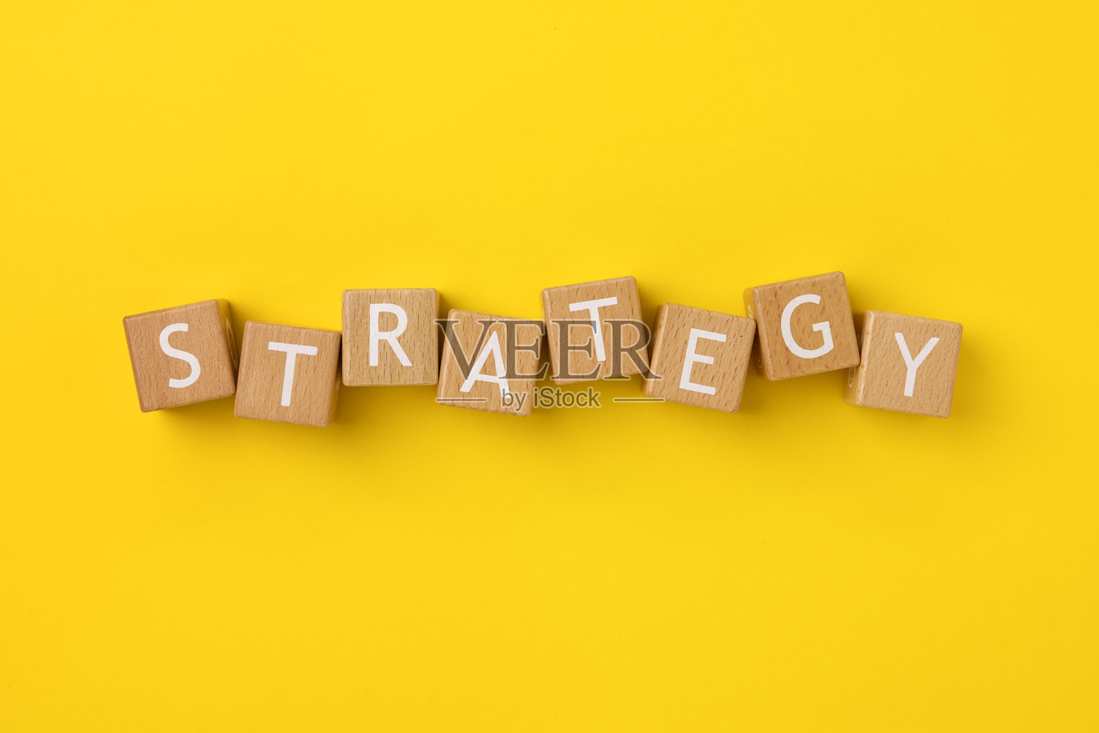 在黄色背景上用策略阻挡文字照片摄影图片