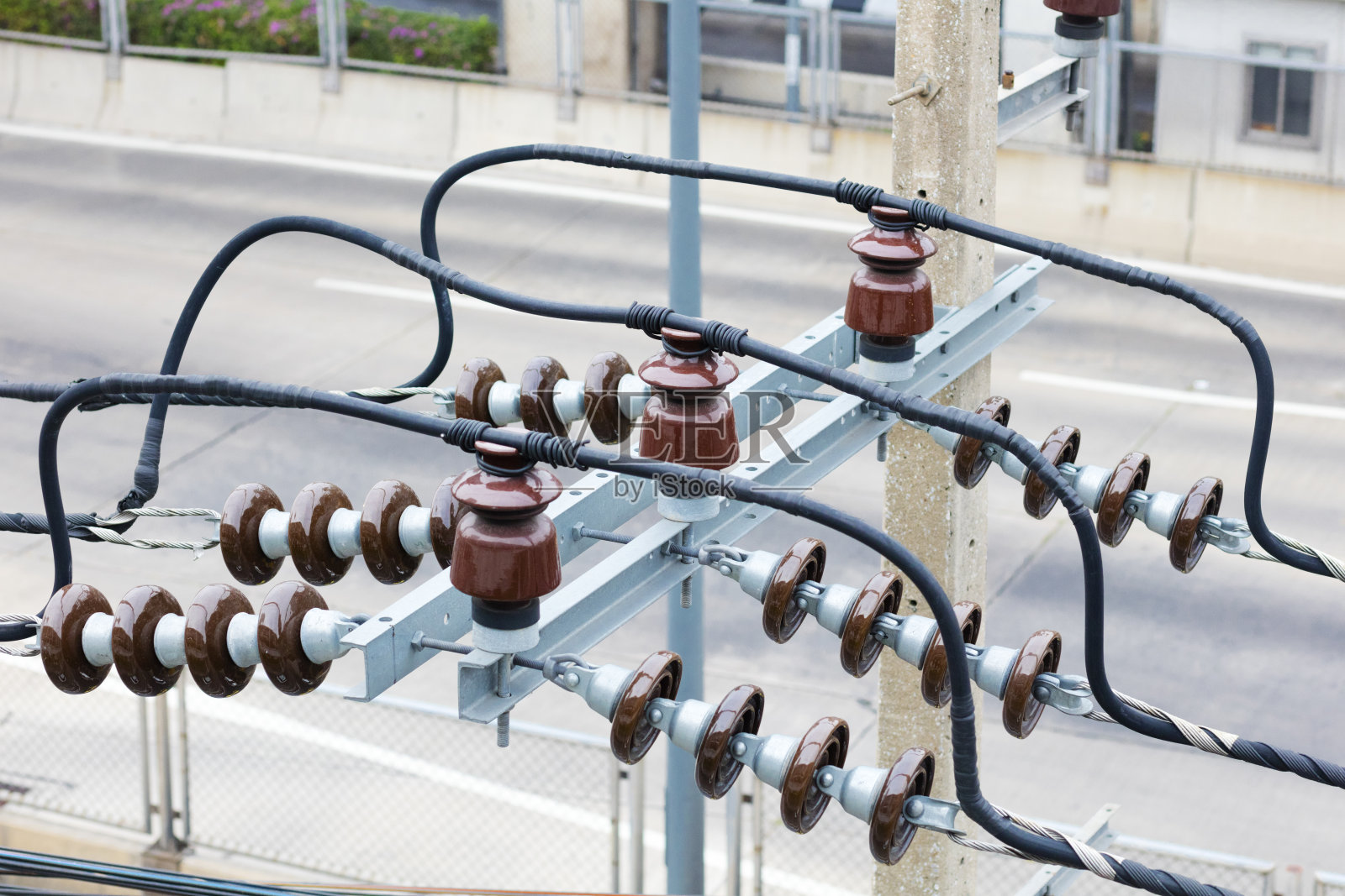 高速公路上方的电力杆照片摄影图片