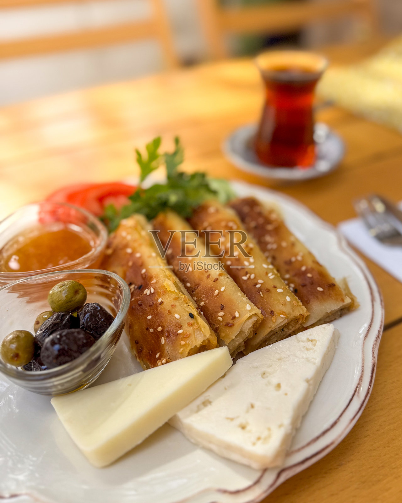 糕点和传统土耳其早餐盘照片摄影图片