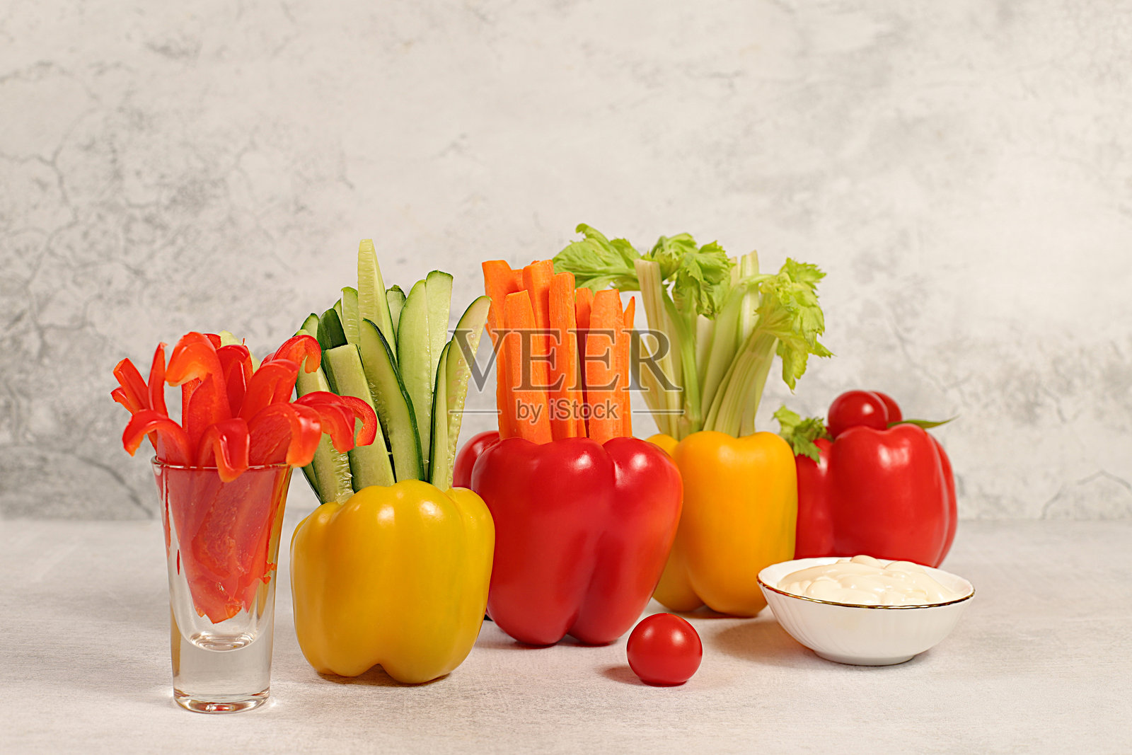 生食概念与饮食食品，甜椒中的蔬菜条和减肥酱料，间歇性禁食。健康早餐配料，咖啡馆或餐厅菜单，厨房背景，选择性焦点。照片摄影图片