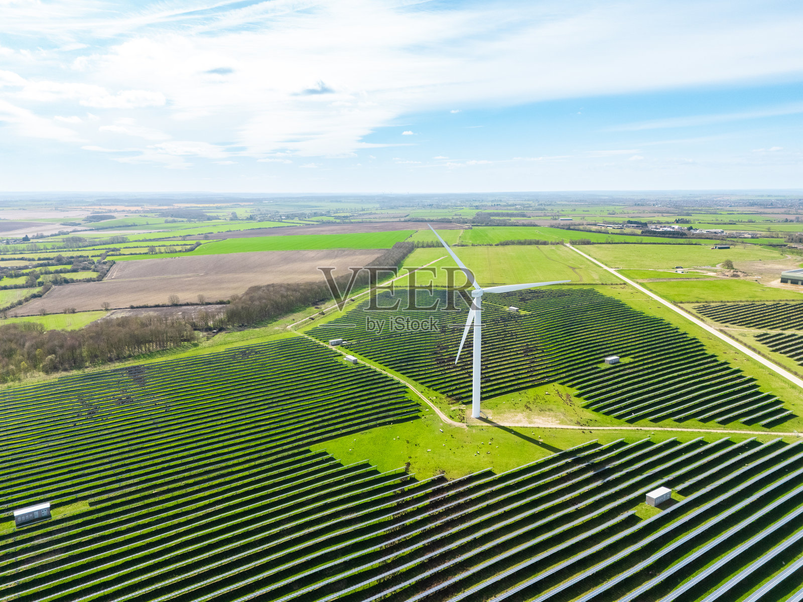 英格兰的风力涡轮机和太阳能电池板照片摄影图片