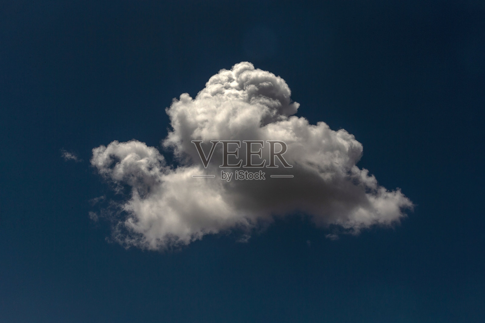深蓝天空中的孤云照片摄影图片