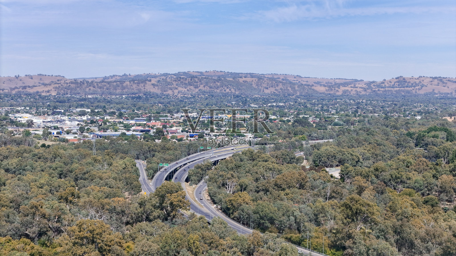 霍姆高速公路的空中视角，背景是沃东加市照片摄影图片