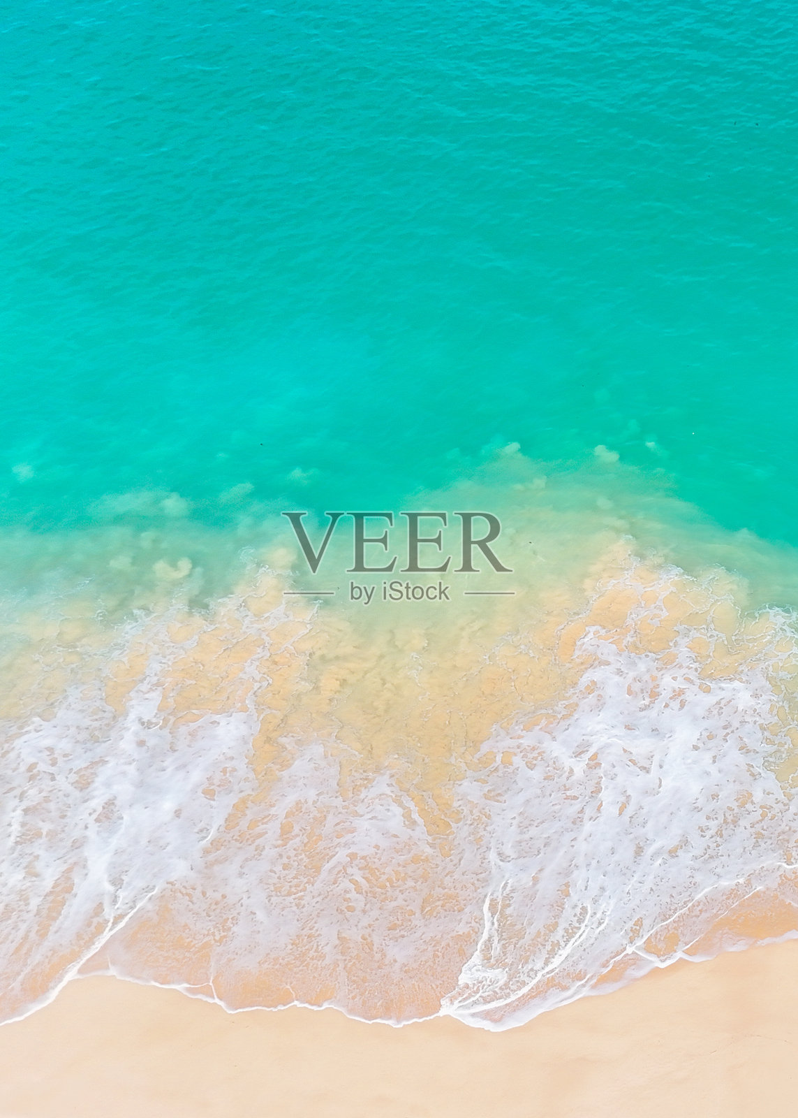 热带海滩的美丽空中视角，碧蓝的海水和柔软的沙滩。夏季背景和夏季假期概念。照片摄影图片