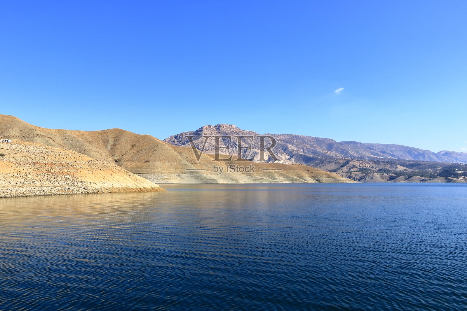 库尔德斯坦北部的多坎杜坎湖，四周环绕着美丽的山脉照片摄影图片