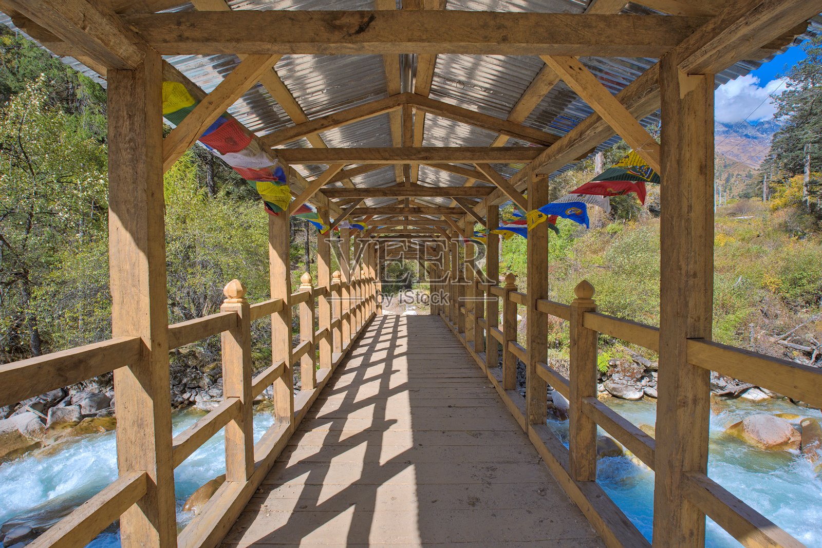 从沙那到唐唐卡的乔莫拉里徒步旅行照片摄影图片