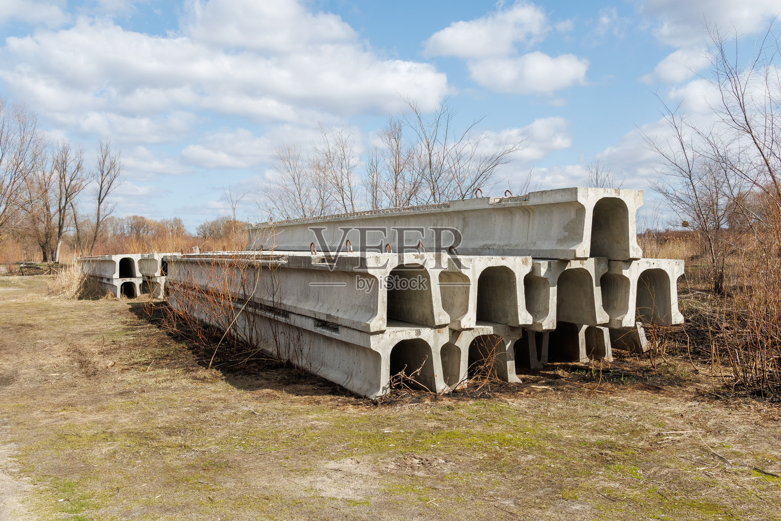 户外预制混凝土桥梁梁柱堆放照片摄影图片