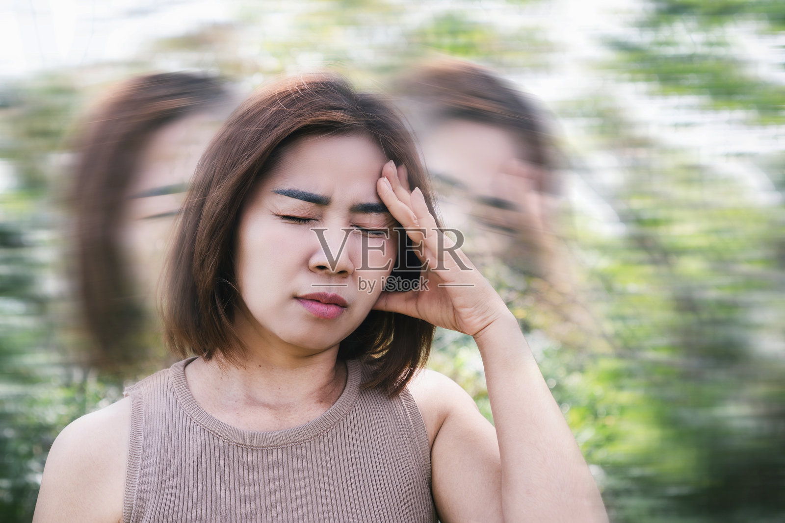 亚洲女性因氧气水平降低而在户外行走时感到贫血、晕厥、头晕和眩晕。照片摄影图片