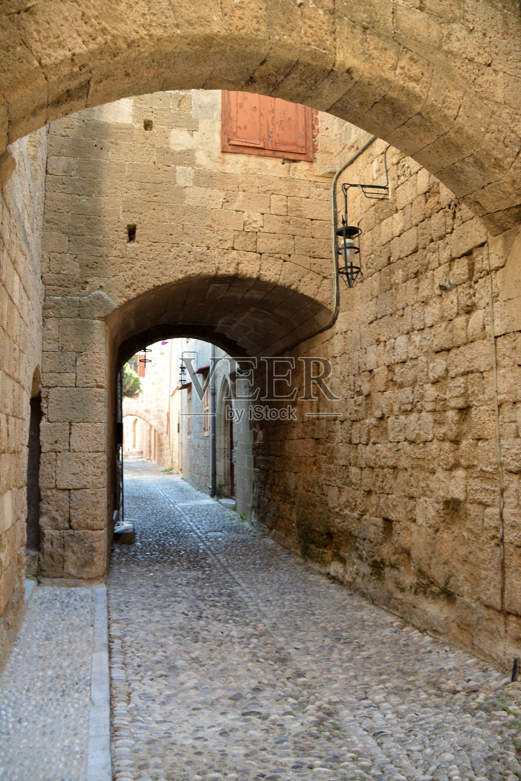 鹅卵石小巷中的石拱门照片摄影图片