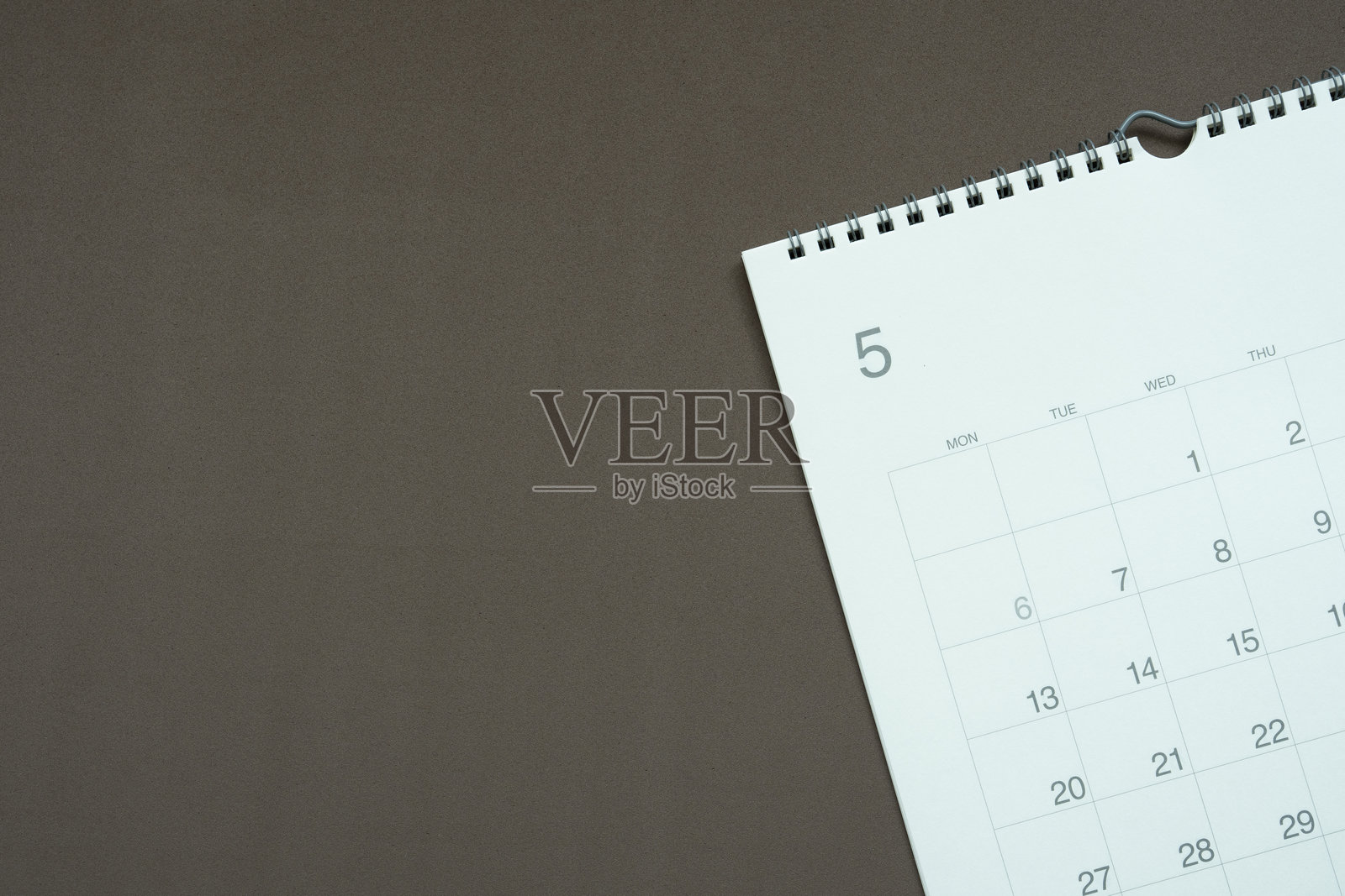 棕色桌面背景上的日历特写，商务会议或旅行计划概念照片摄影图片