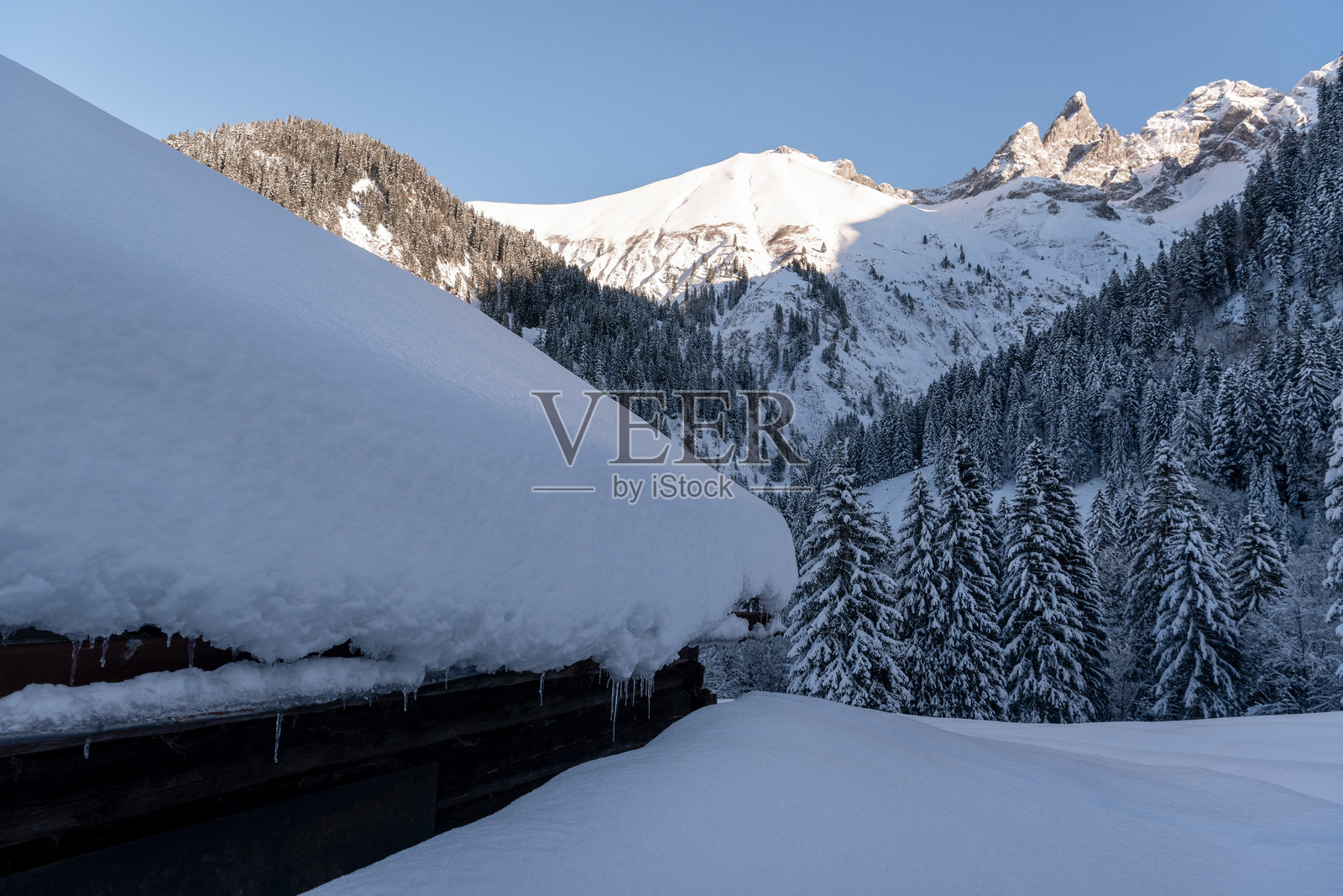 德国巴伐利亚阿尔卑斯山深雪覆盖的乡村木屋照片摄影图片