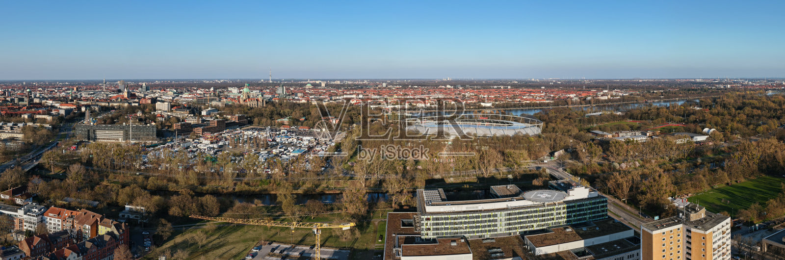 汉诺威春季节日下，清澈蓝天映衬下的生机勃勃的城市全景照片摄影图片