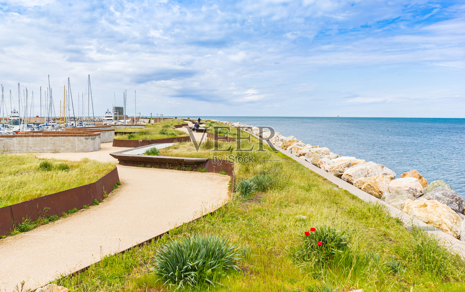 沿着地中海和比萨港的步道照片摄影图片