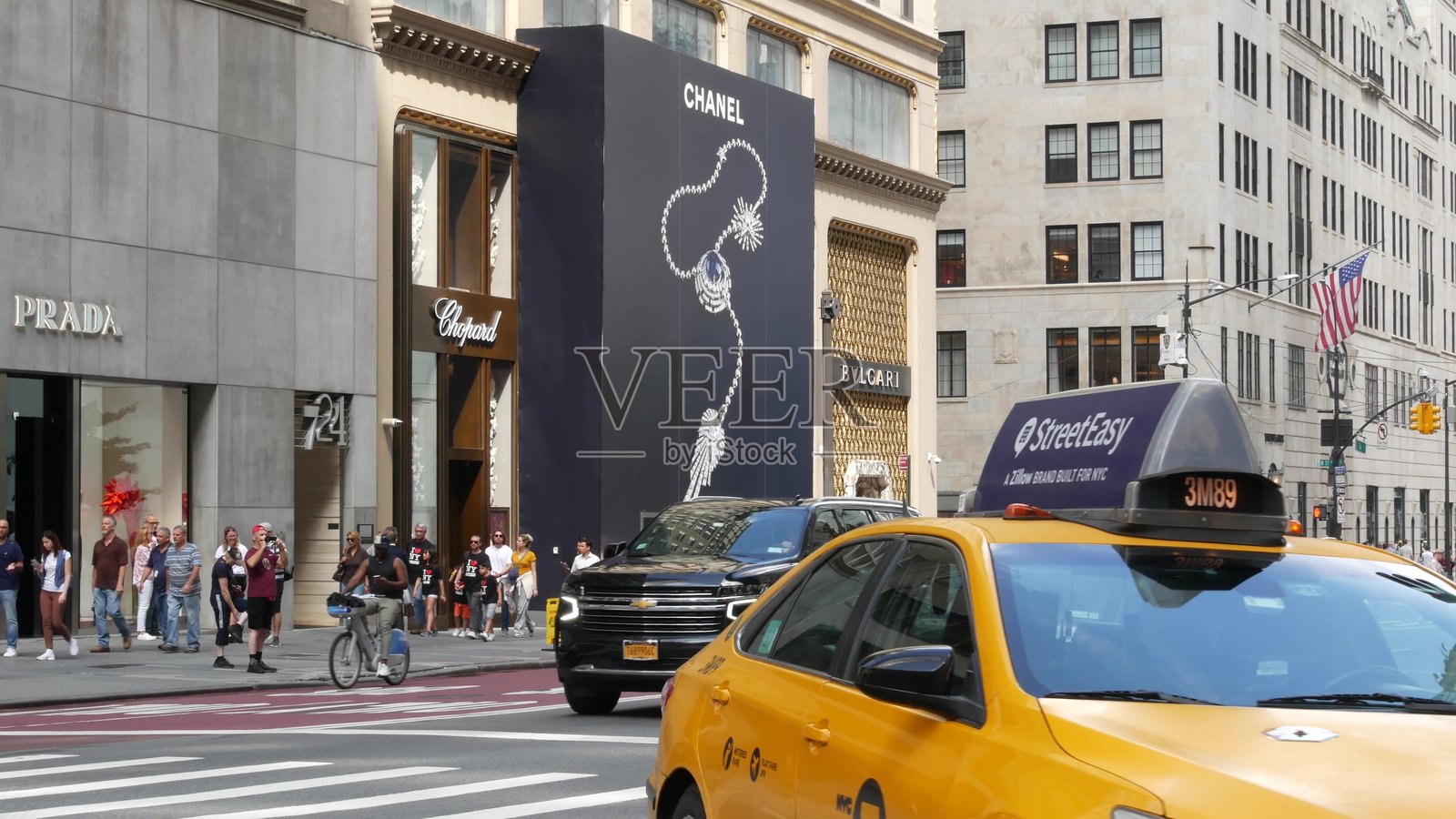 纽约市曼哈顿，第五大道。美国城市街道，汽车交通。人们，商店照片摄影图片