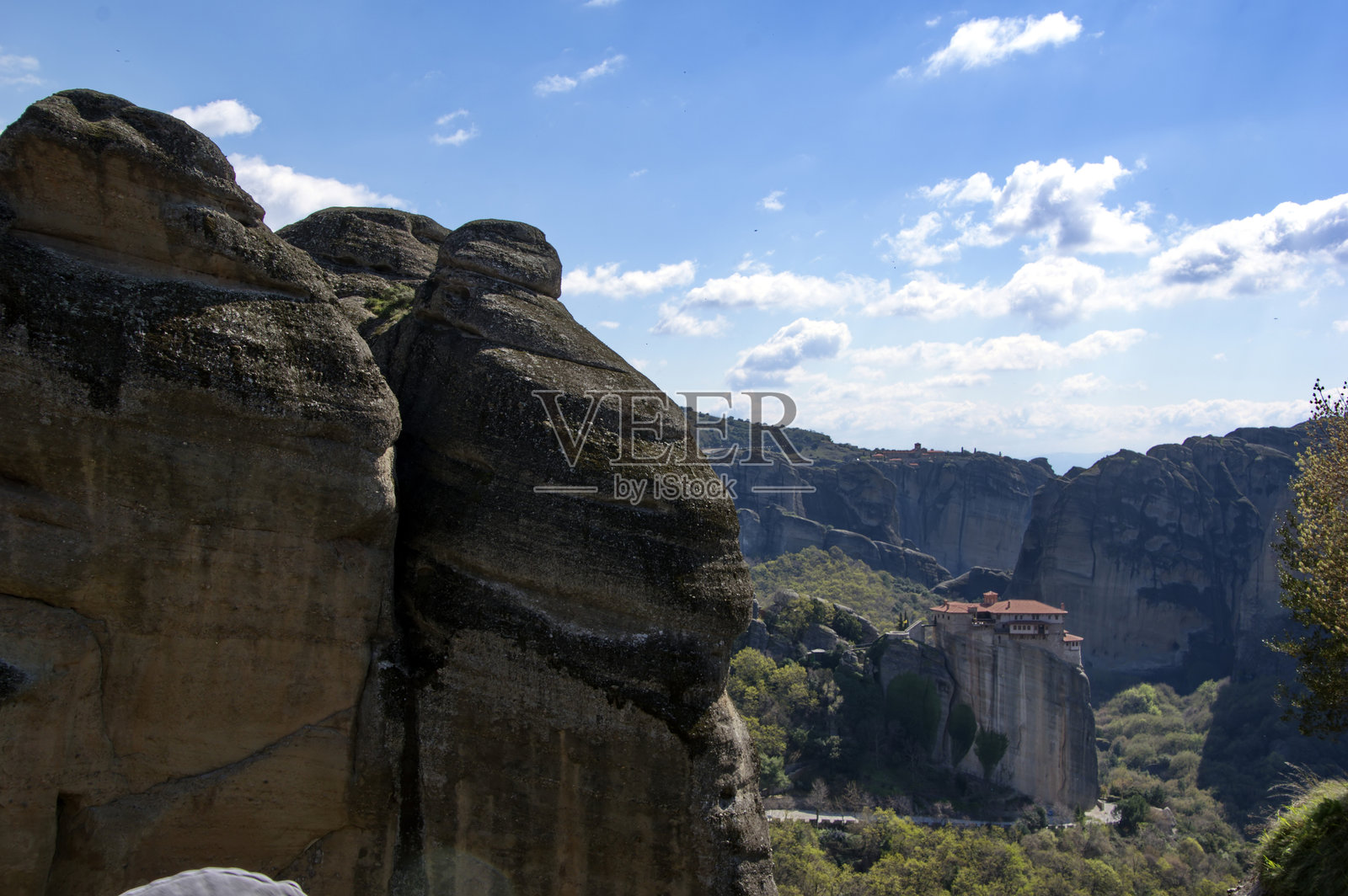 修道院的全景以及背景中的山脉与天空相映成趣照片摄影图片