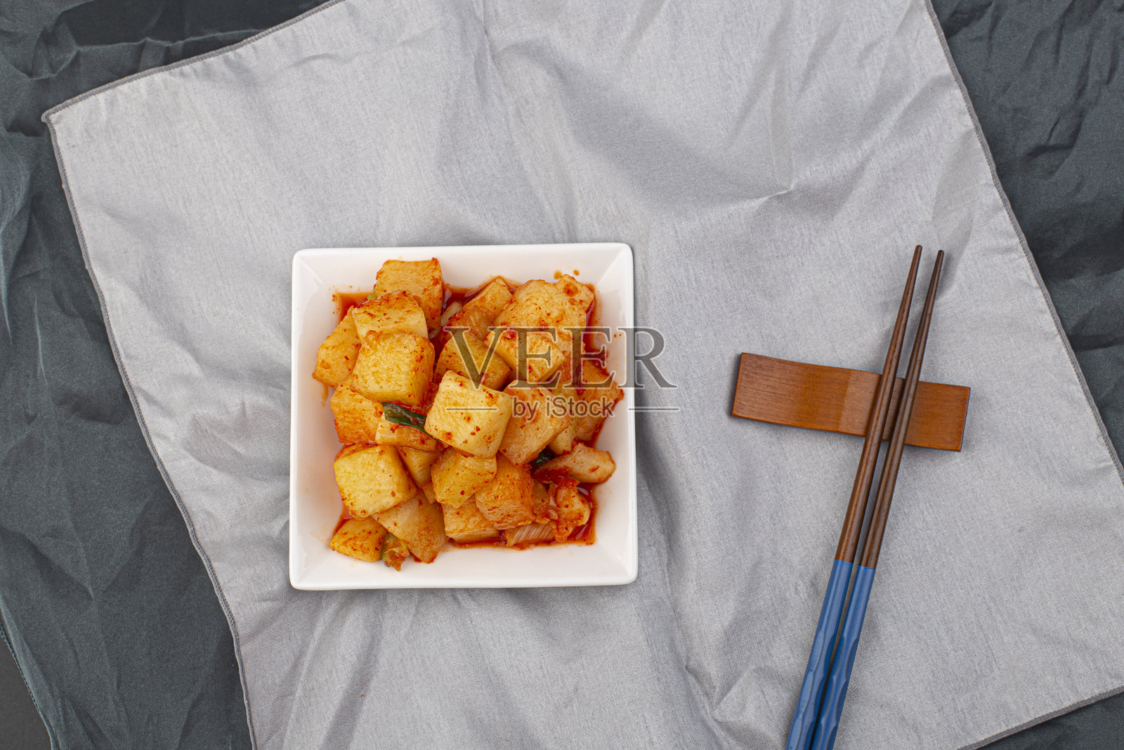 KKakdugi是韩国萝卜泡菜。照片摄影图片