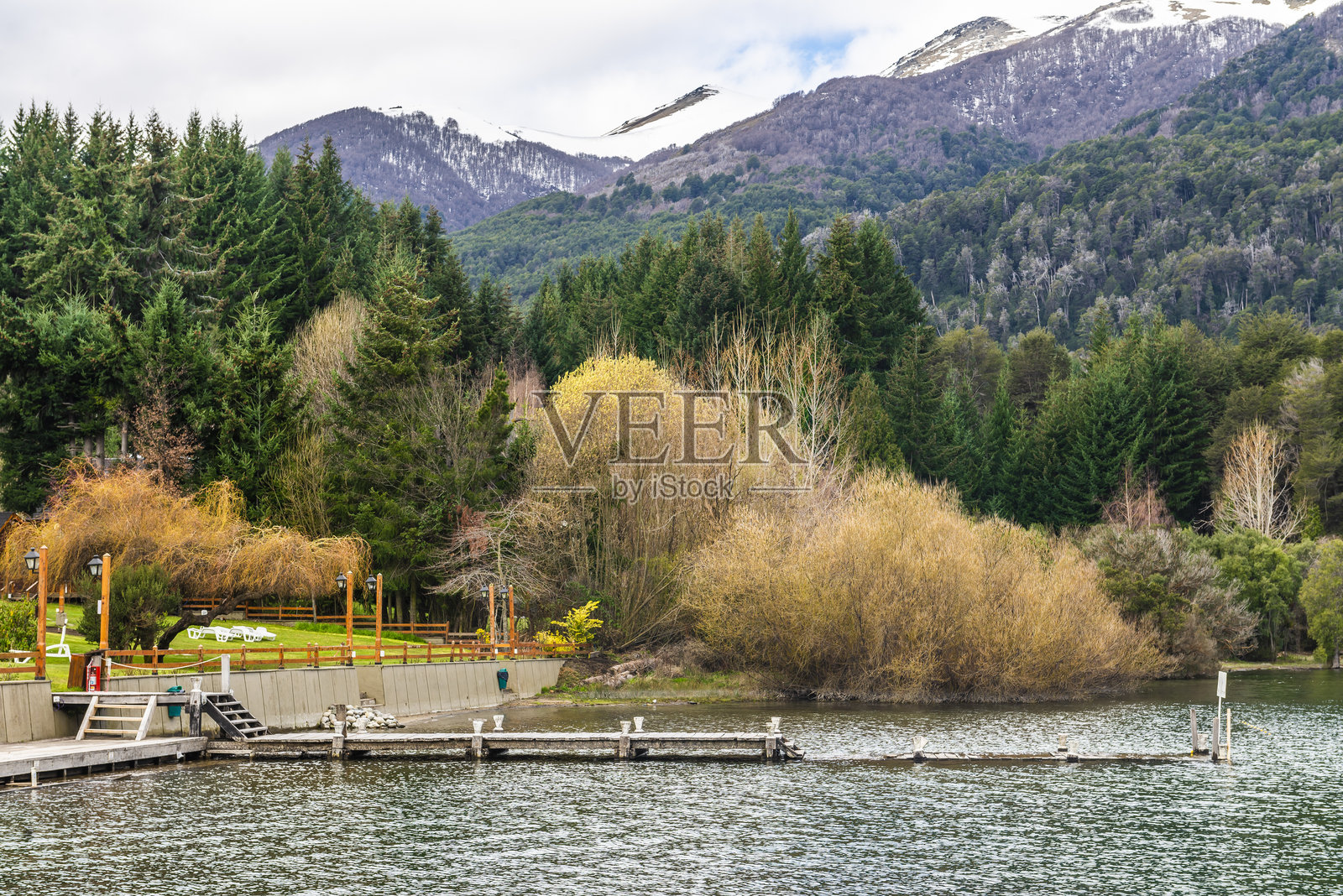 阿根廷内乌肯省巴里洛切的曼萨诺湾照片摄影图片