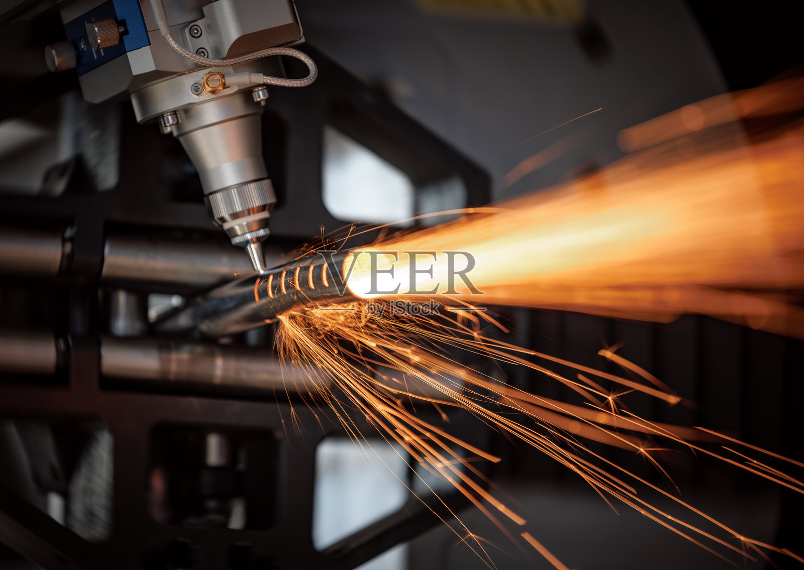 金属的CNC激光和气体切割，现代工业技术。照片摄影图片