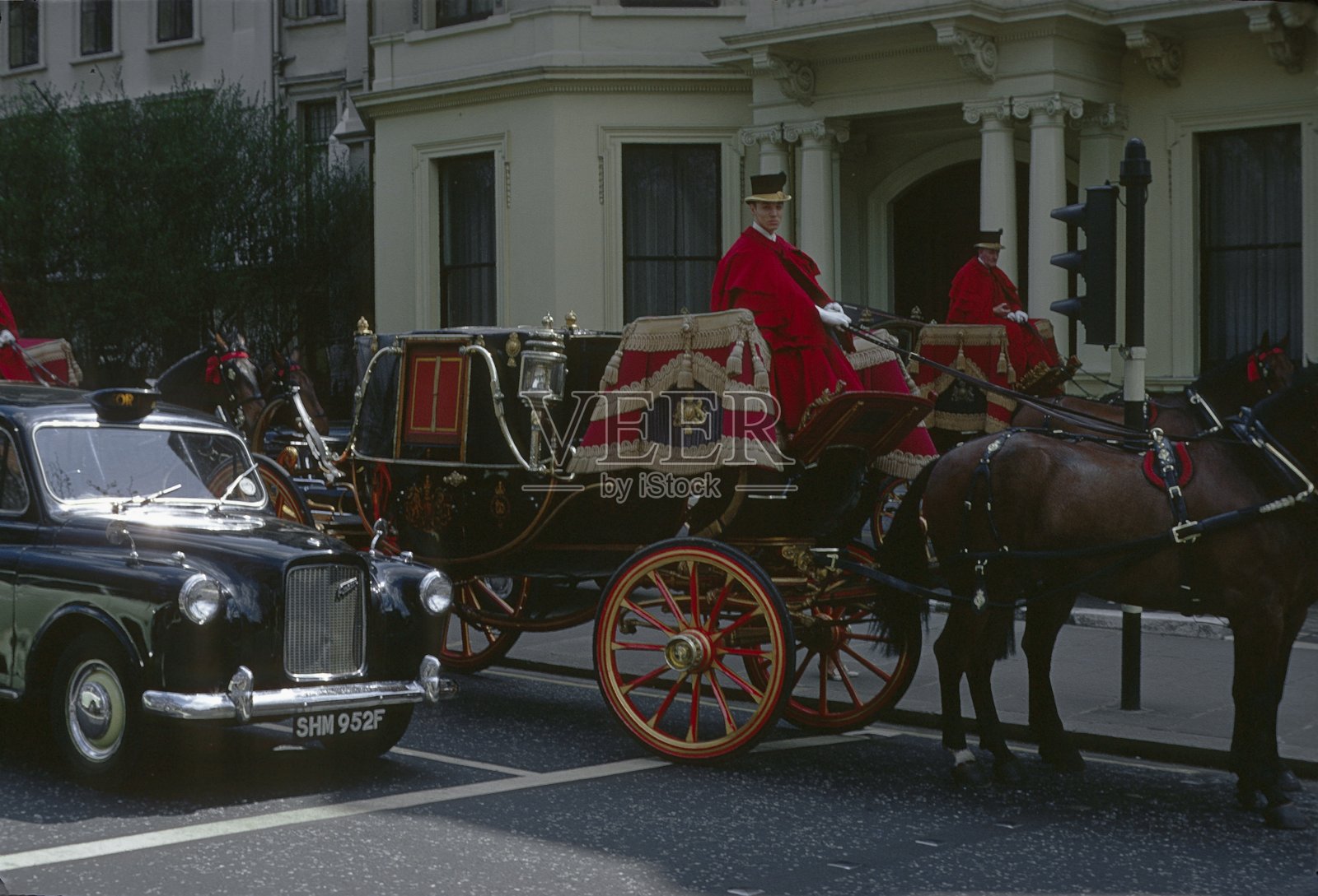 皇家马车在英格兰伦敦一座建筑前等待照片摄影图片