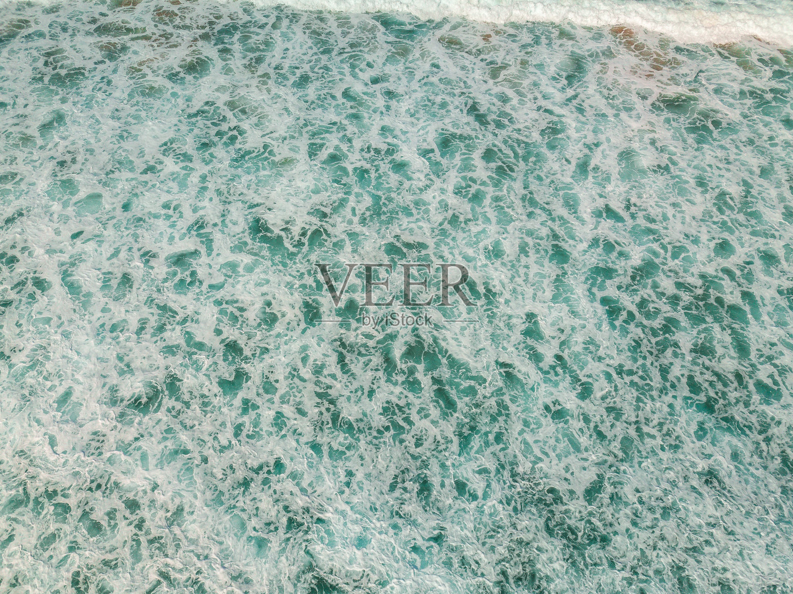 海洋和波浪的鸟瞰图。广阔的海洋无尽延展，波涛汹涌。自然、宁静与冒险。照片摄影图片