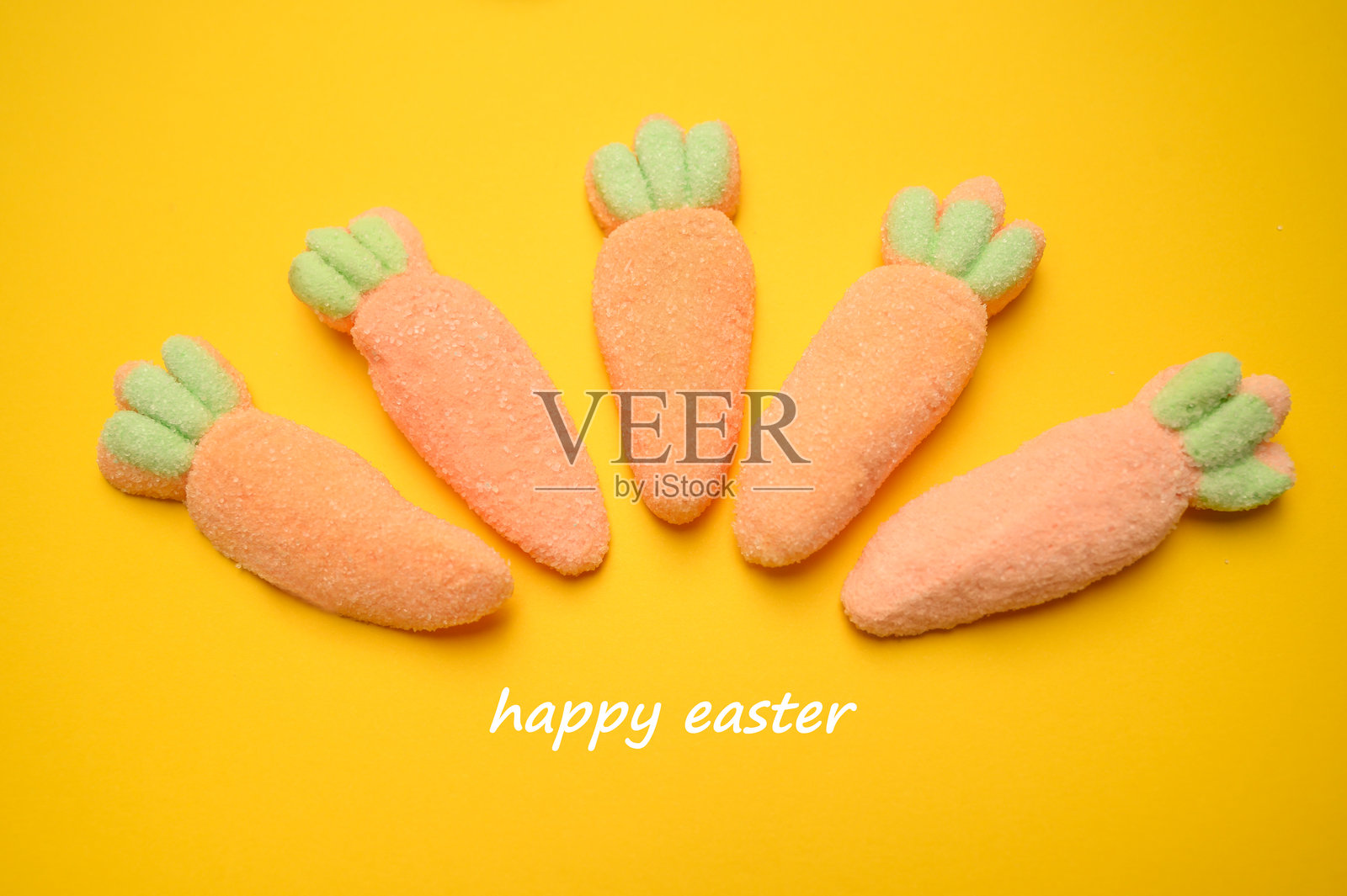复活节棉花糖胡萝卜与“复活节快乐”文字在黄色背景上照片摄影图片