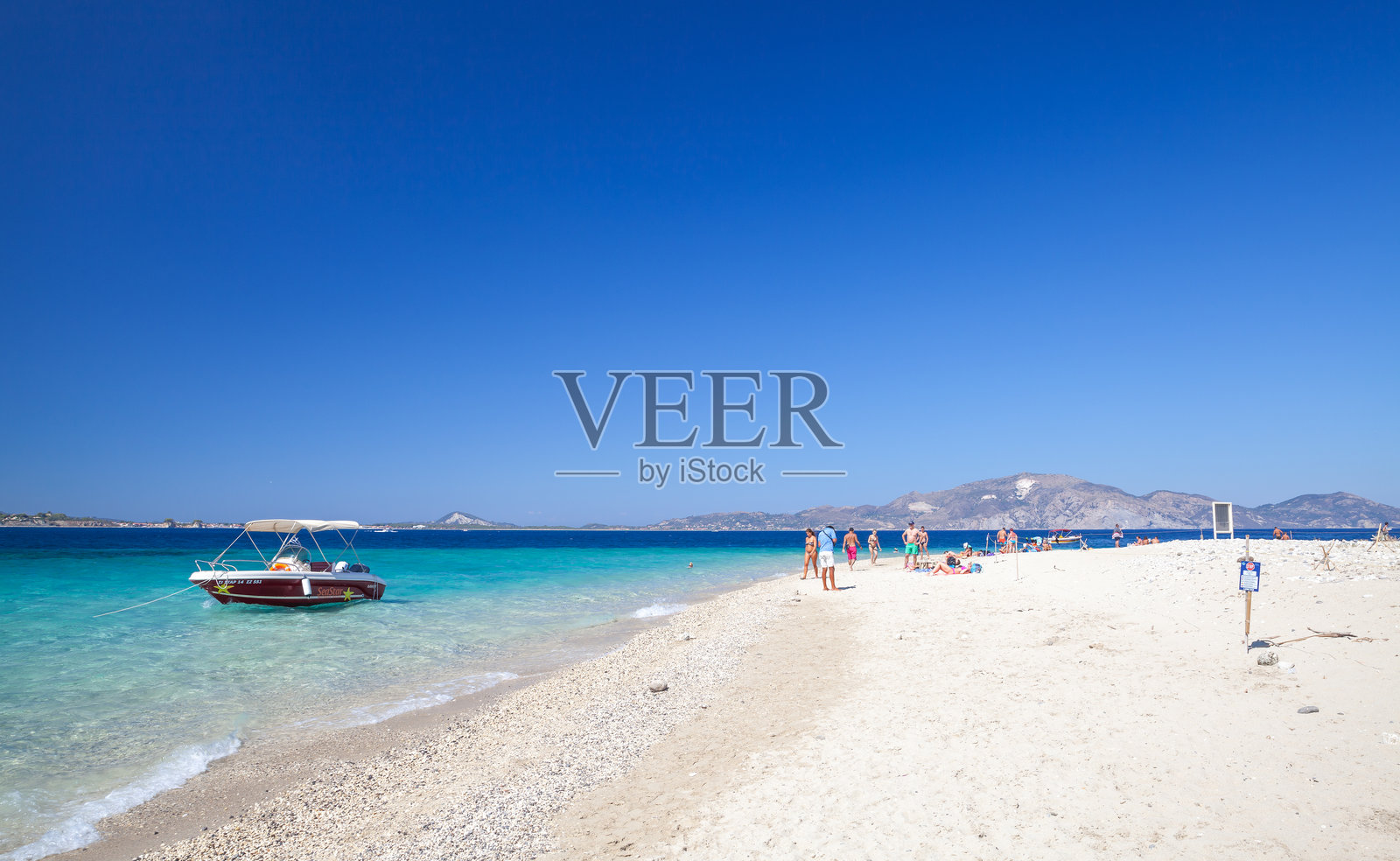 游客在阳光明媚的夏日海滩上休息照片摄影图片