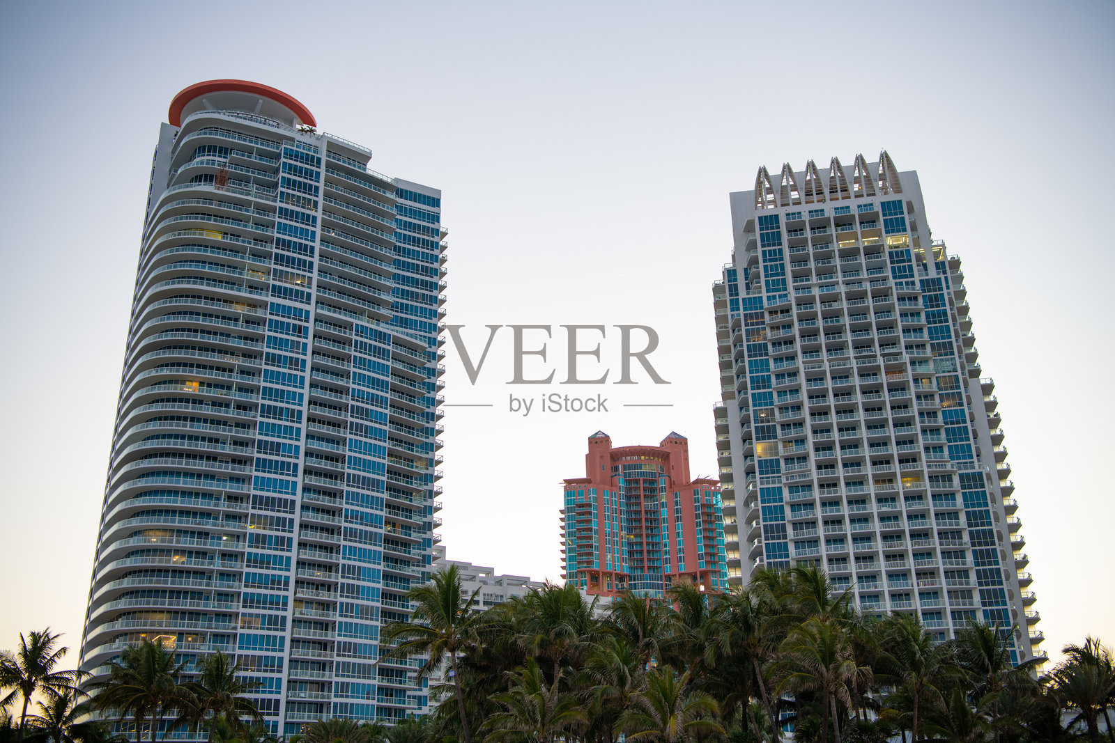 摩天大楼建筑的图像。蓝天上的高摩天大楼建筑。照片摄影图片